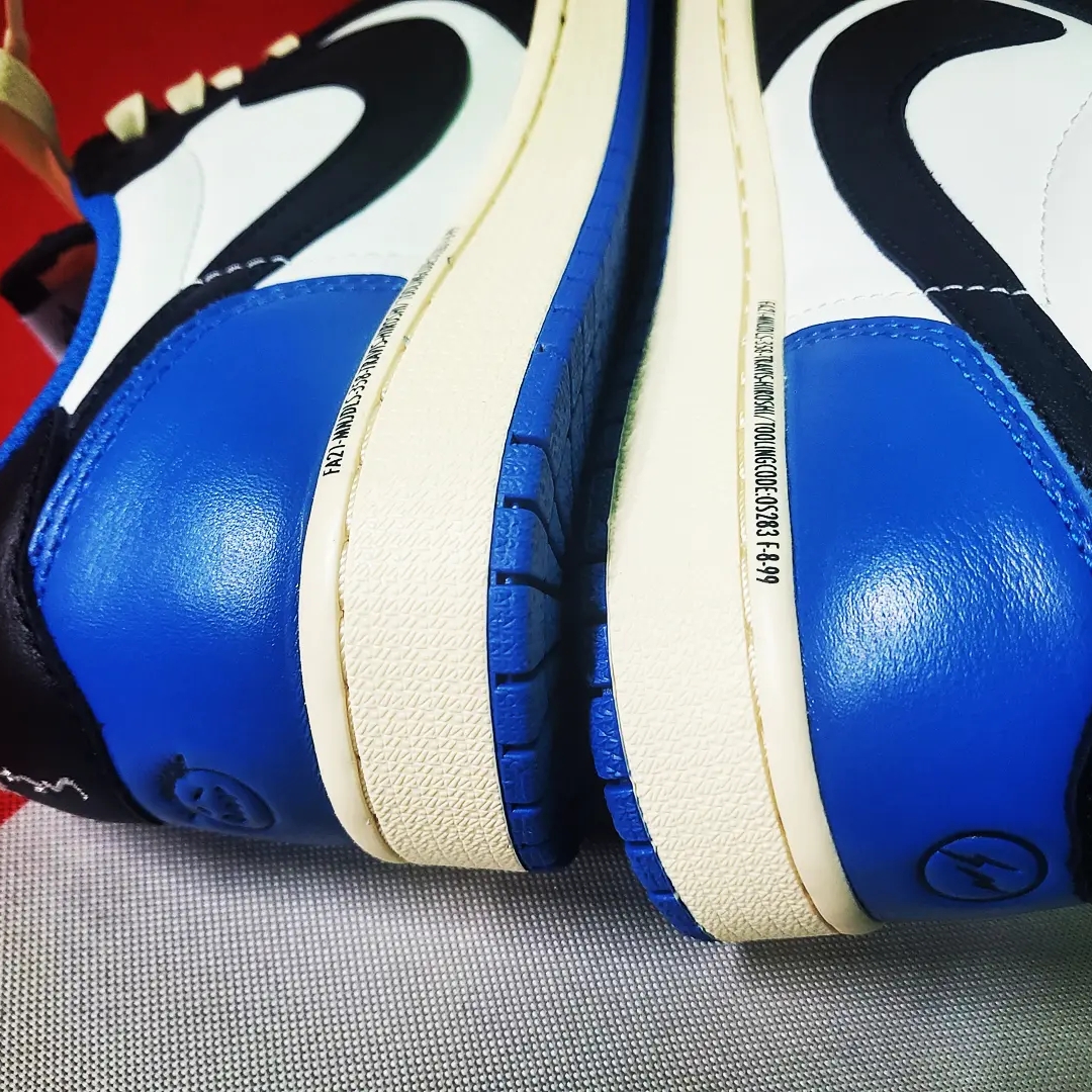 Jordan 1 x Travis Scott x Fragment Retro Low OG SP Military Blue 착용 스타일 - 3