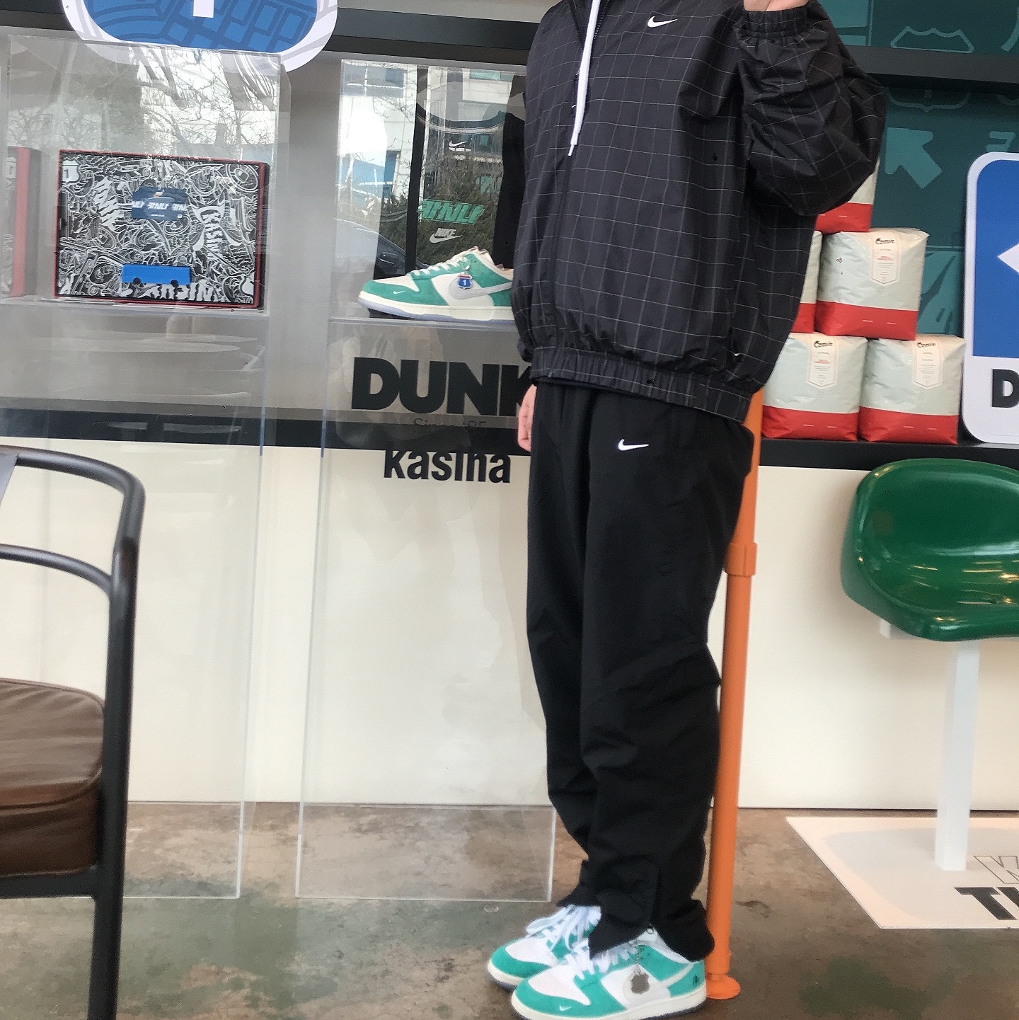 Nike x Kasina Dunk Low Road Sign - Kasina Exclusive, Nike M NRG Flash Grid Track Jacket Black - Asia 착용 스타일