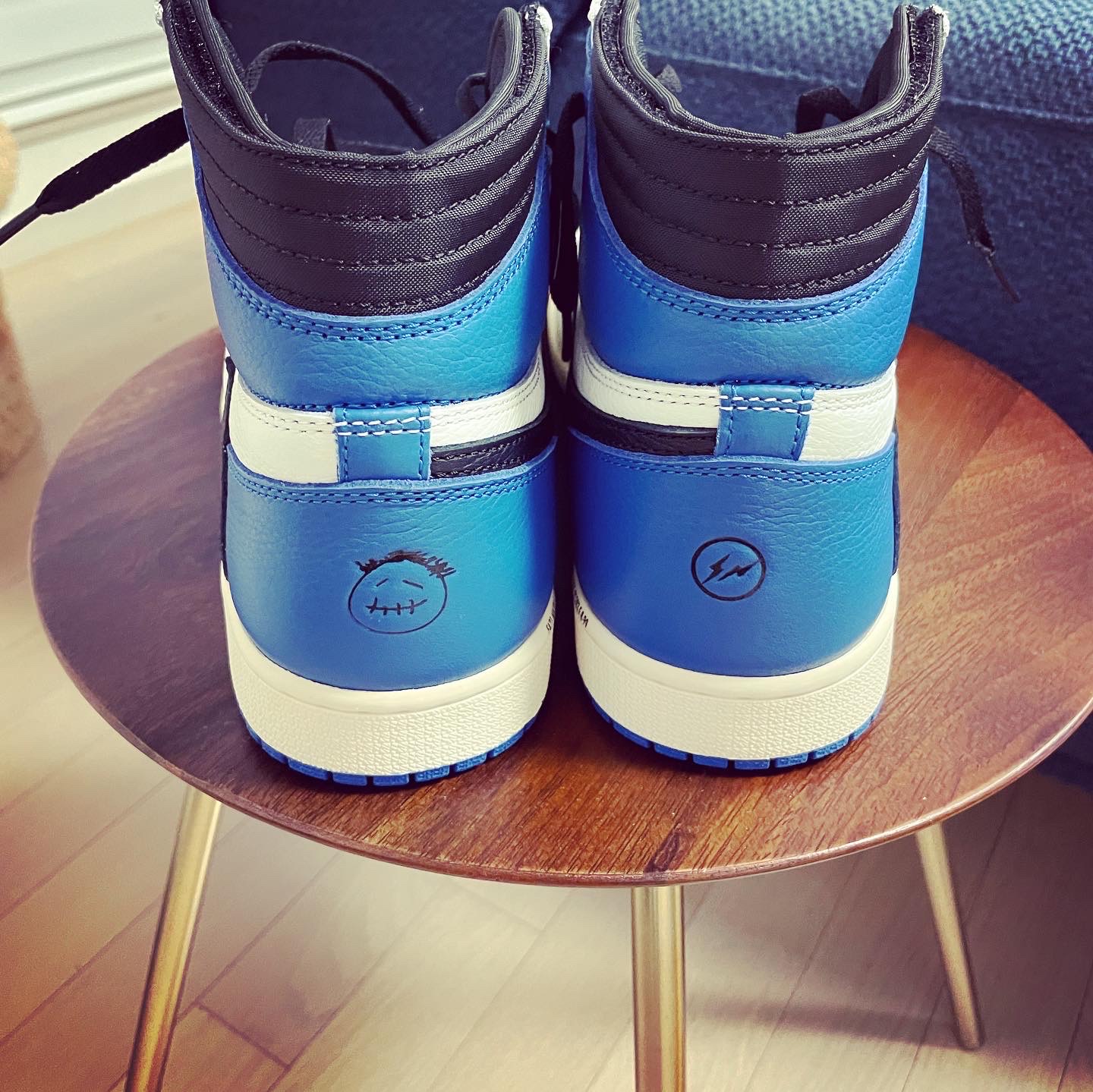 Jordan 1 x Travis Scott x Fragment Retro High OG SP Military Blue 착용 스타일 - 3