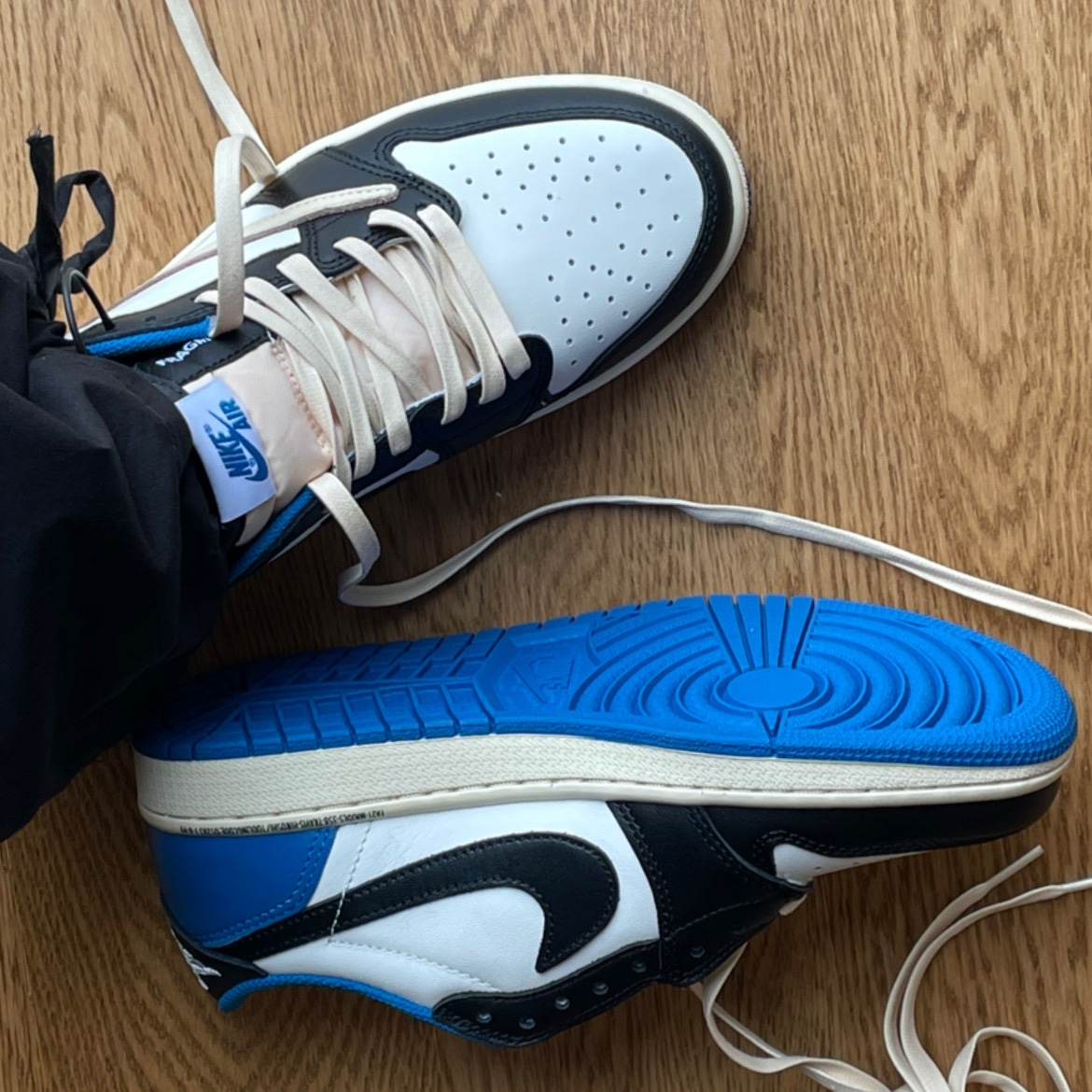 Jordan 1 x Travis Scott x Fragment Retro Low OG SP Military Blue 착용 스타일 - 1