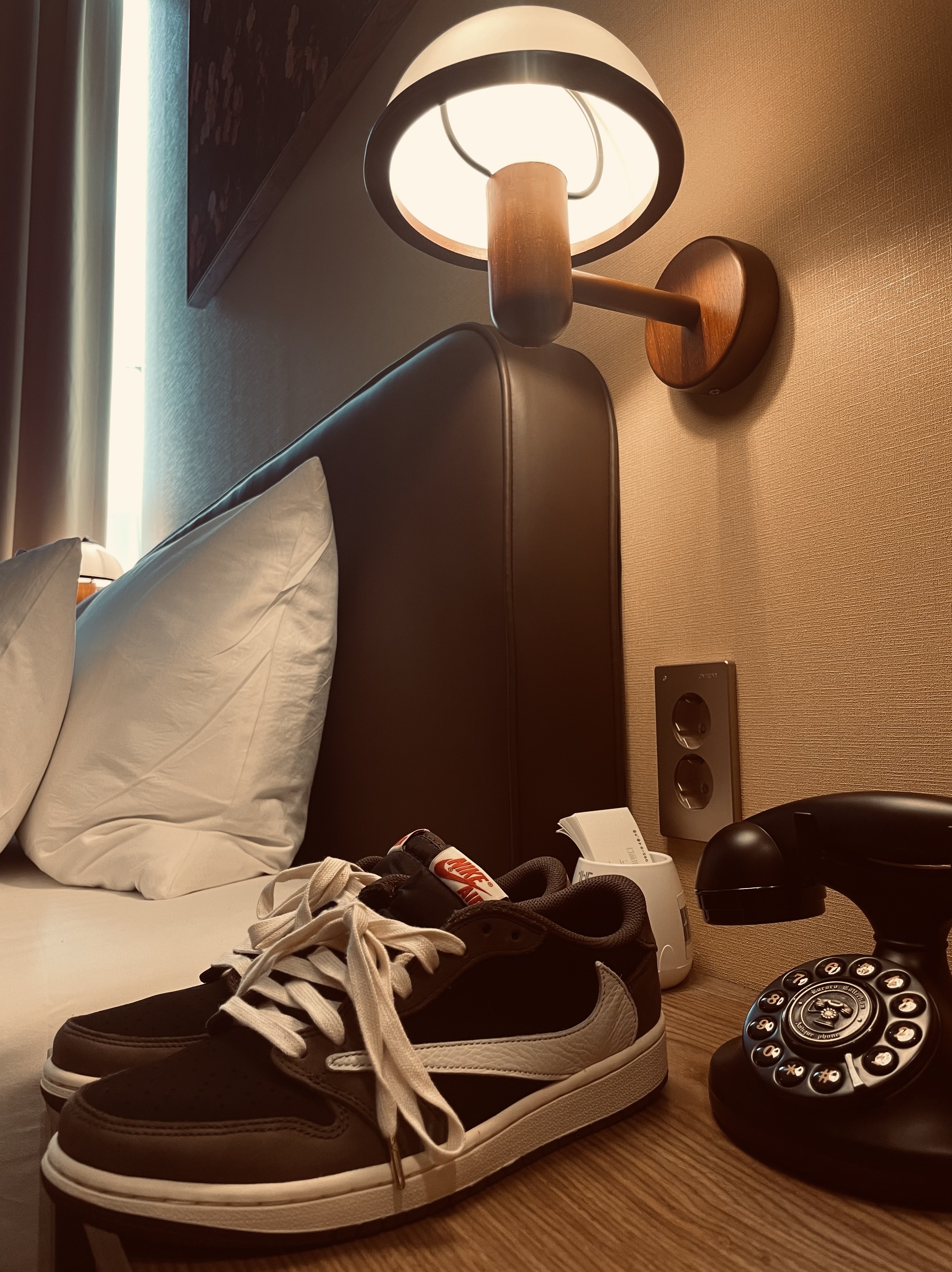 Jordan 1 x Travis Scott Retro Low OG SP Mocha 착용 스타일 - 2