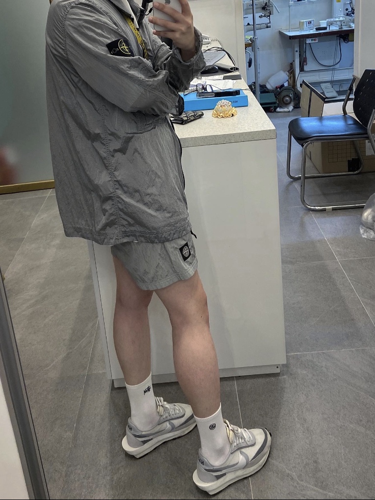 Nike x Sacai LDWaffle Summit White, Stone Island B0943 Nylon Metal Swimming Trunk Light Grey - 21SS 착용 스타일