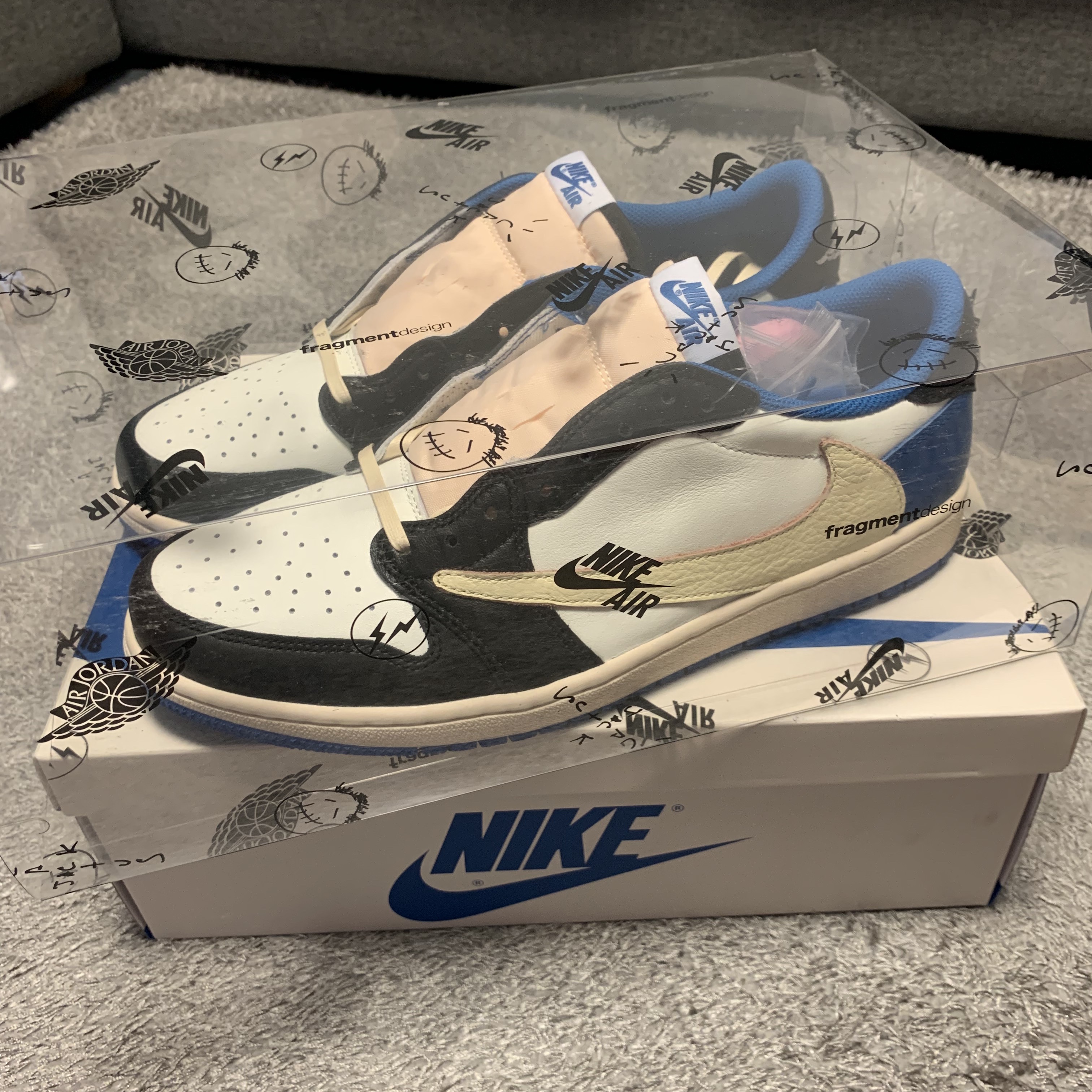 Jordan 1 x Travis Scott x Fragment Retro Low OG SP Military Blue 착용 스타일 - 1
