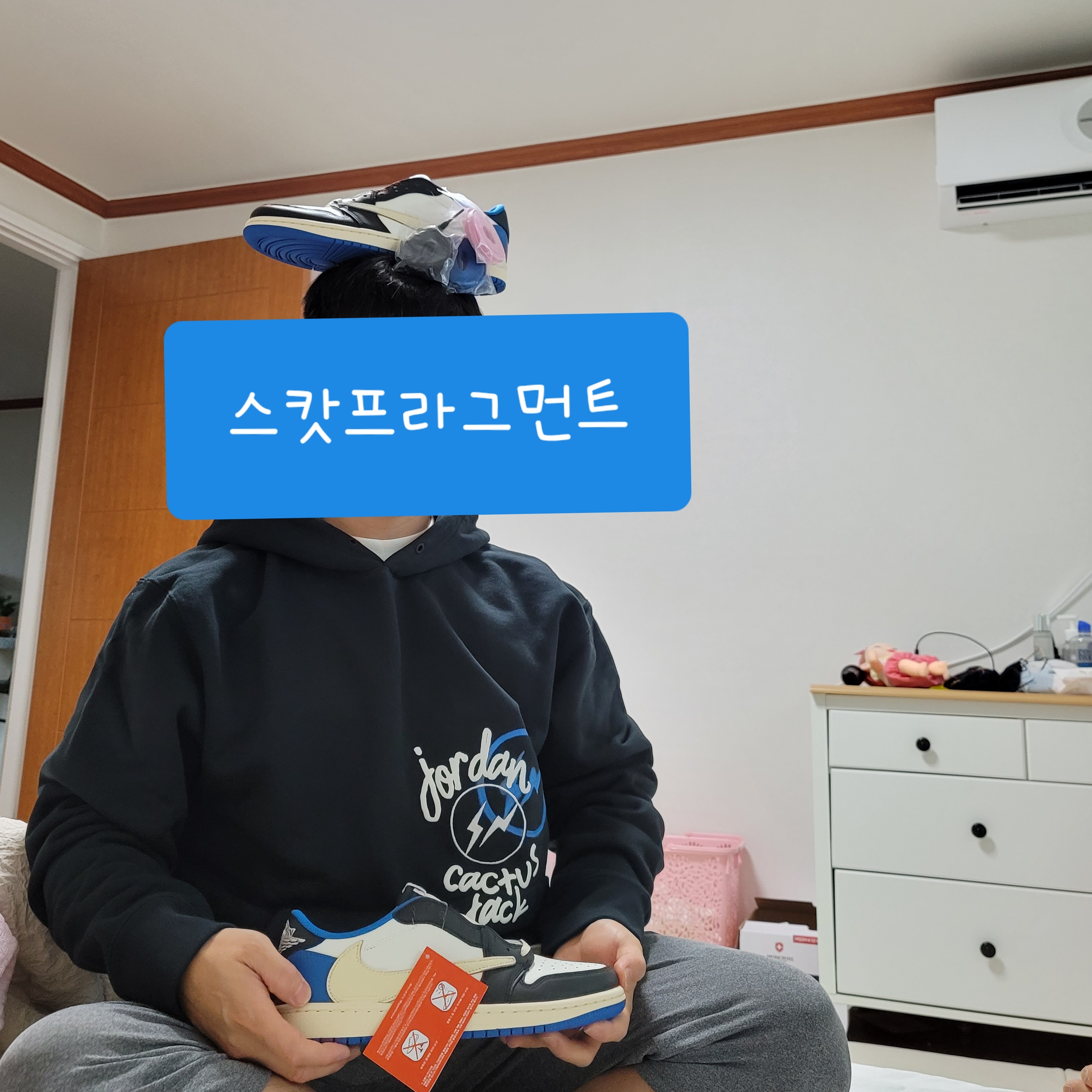 Jordan x Travis Scott x Fragment Hoodie Black (DJ0615-010), Jordan 1 x Travis Scott x Fragment Retro Low OG SP Military Blue 착용 스타일
