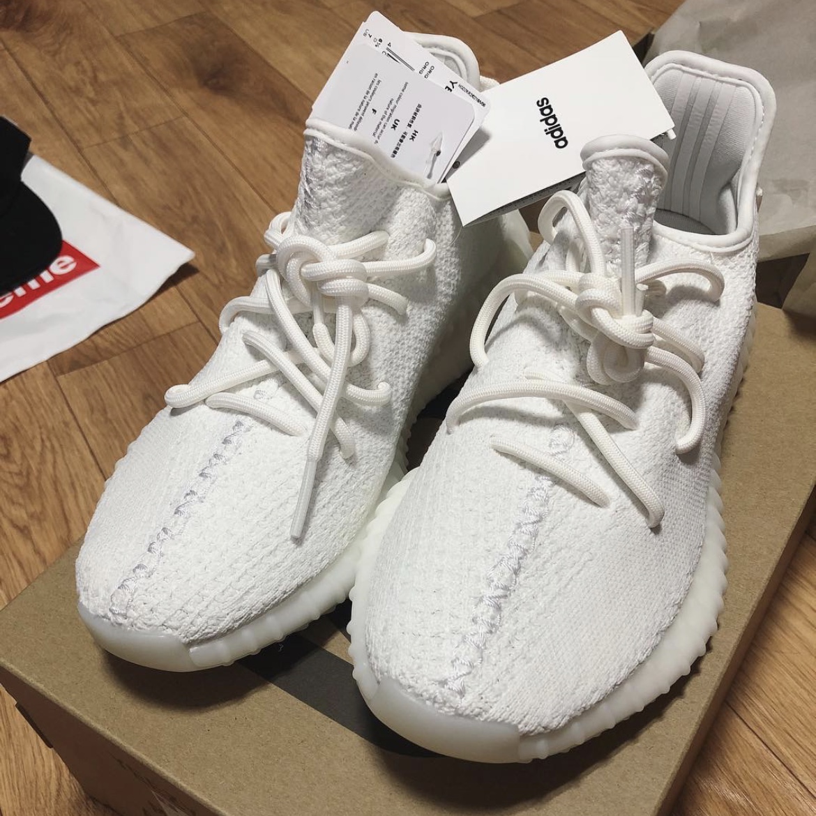 Adidas Yeezy Boost 350 V2 Cream/Triple White 착용 스타일
