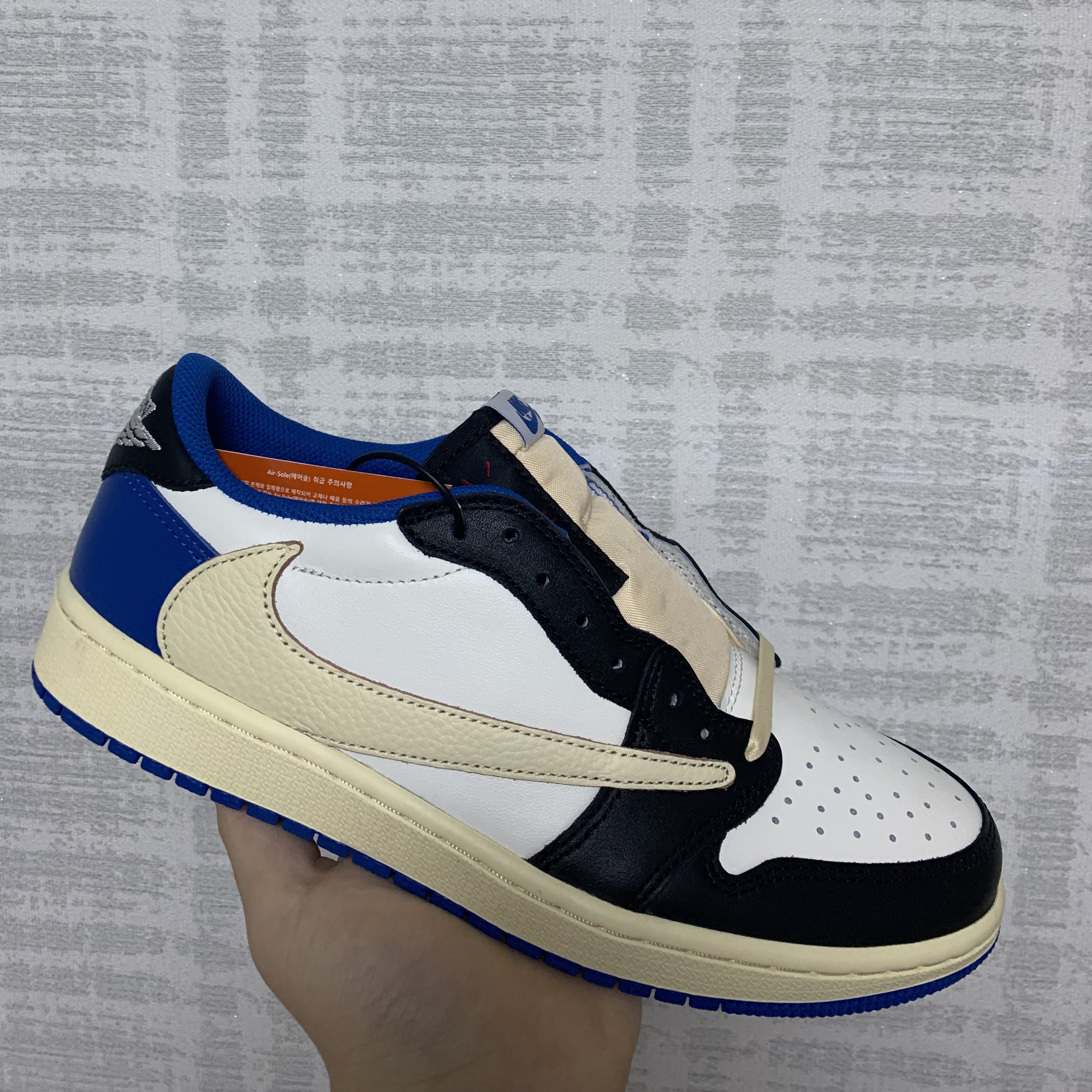 Jordan 1 x Travis Scott x Fragment Retro Low OG SP Military Blue 착용 스타일 - 1