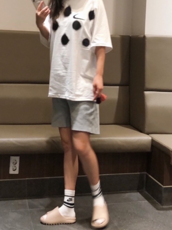 Nike x Off-White NRG Short Sleeve T-Shirt White, Adidas Yeezy Slide Pure 착용 스타일