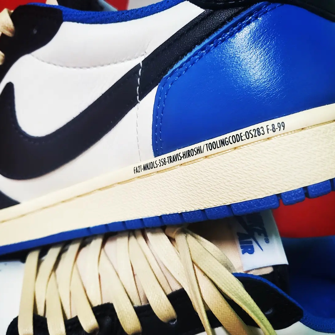 Jordan 1 x Travis Scott x Fragment Retro Low OG SP Military Blue 착용 스타일 - 5