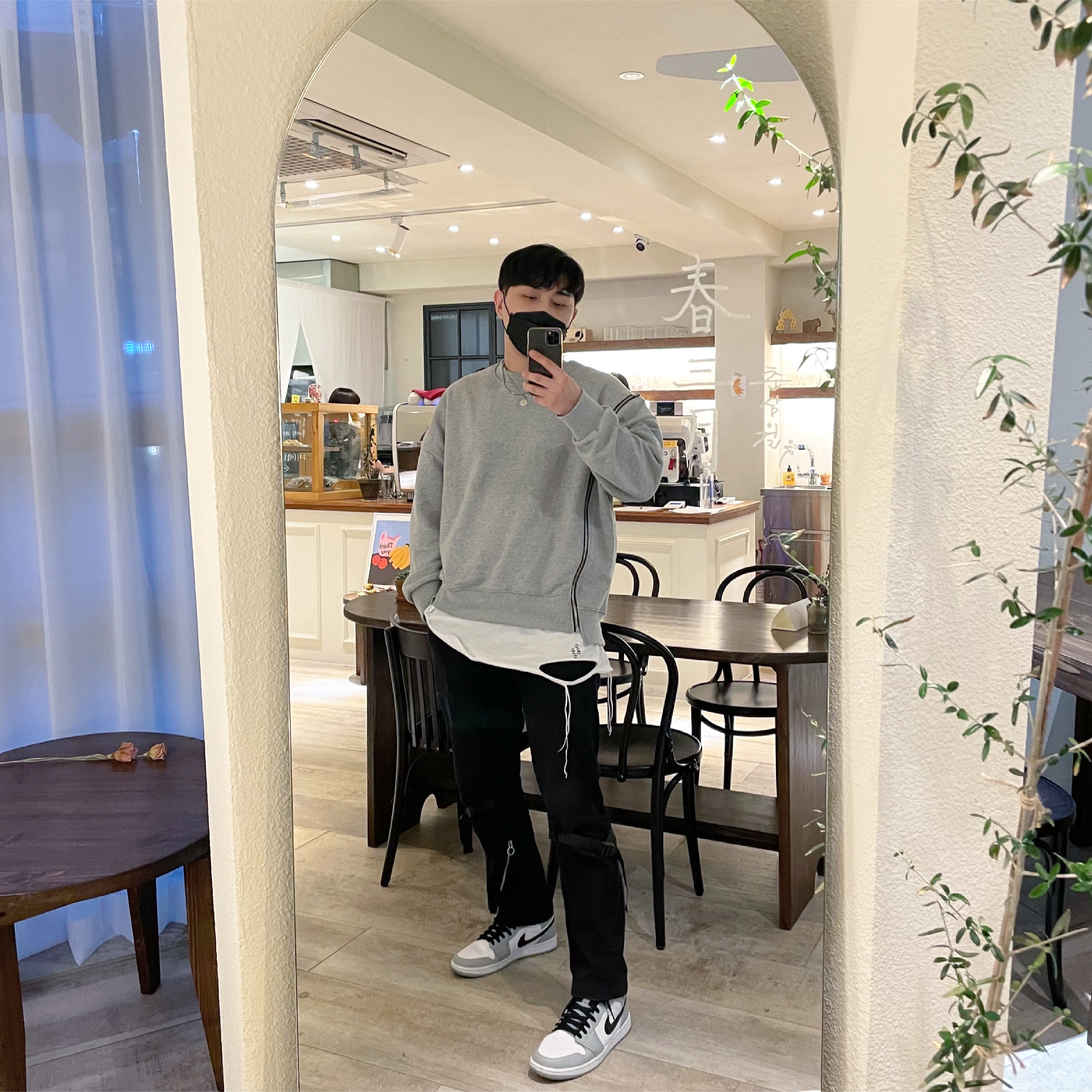 Jordan 1 Mid Light Smoke Grey 착용 스타일