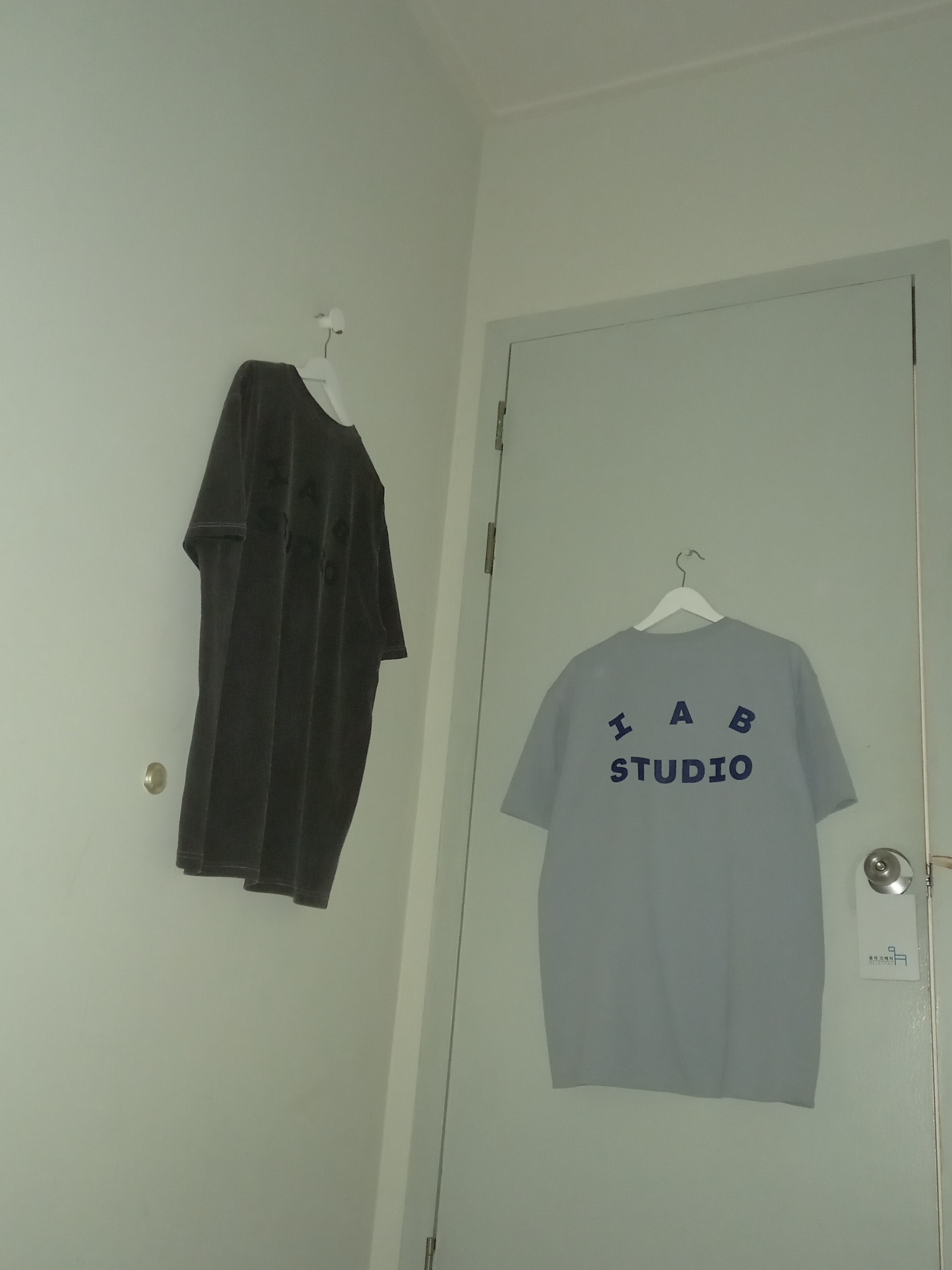 IAB Studio Pigment T-Shirt Black, IAB Studio T-Shirt Ash Blue - 21SS 착용 스타일 - 1