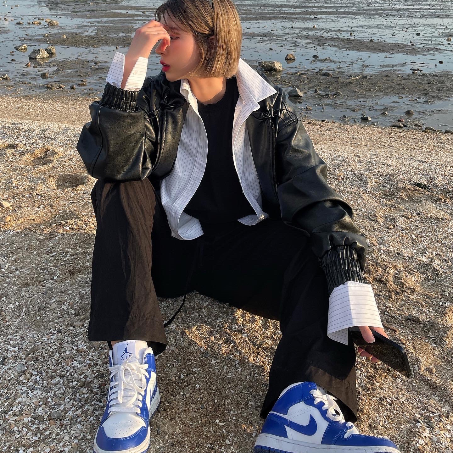 (W) Jordan 1 Mid White Hyper Royal 착용 스타일 - 3