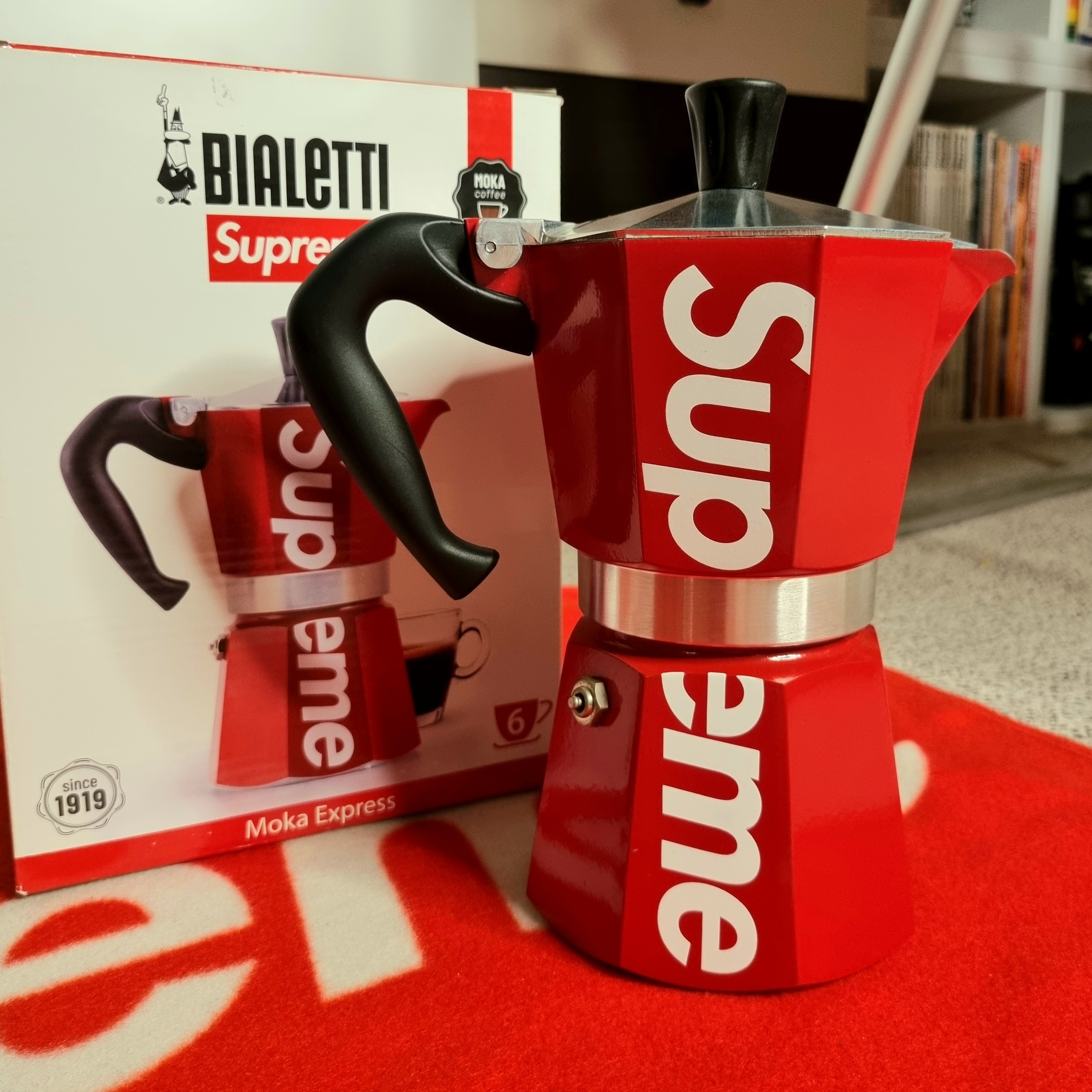 Supreme Bialetti Moka Express Red - 19SS 착용 스타일