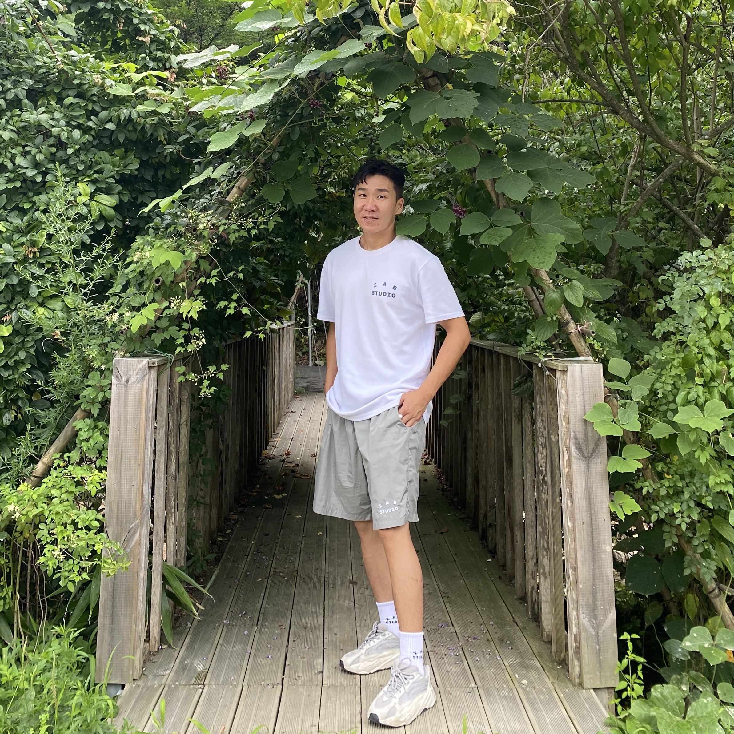 IAB Studio Woven Shorts Gray, IAB Studio T-Shirt White 착용 스타일