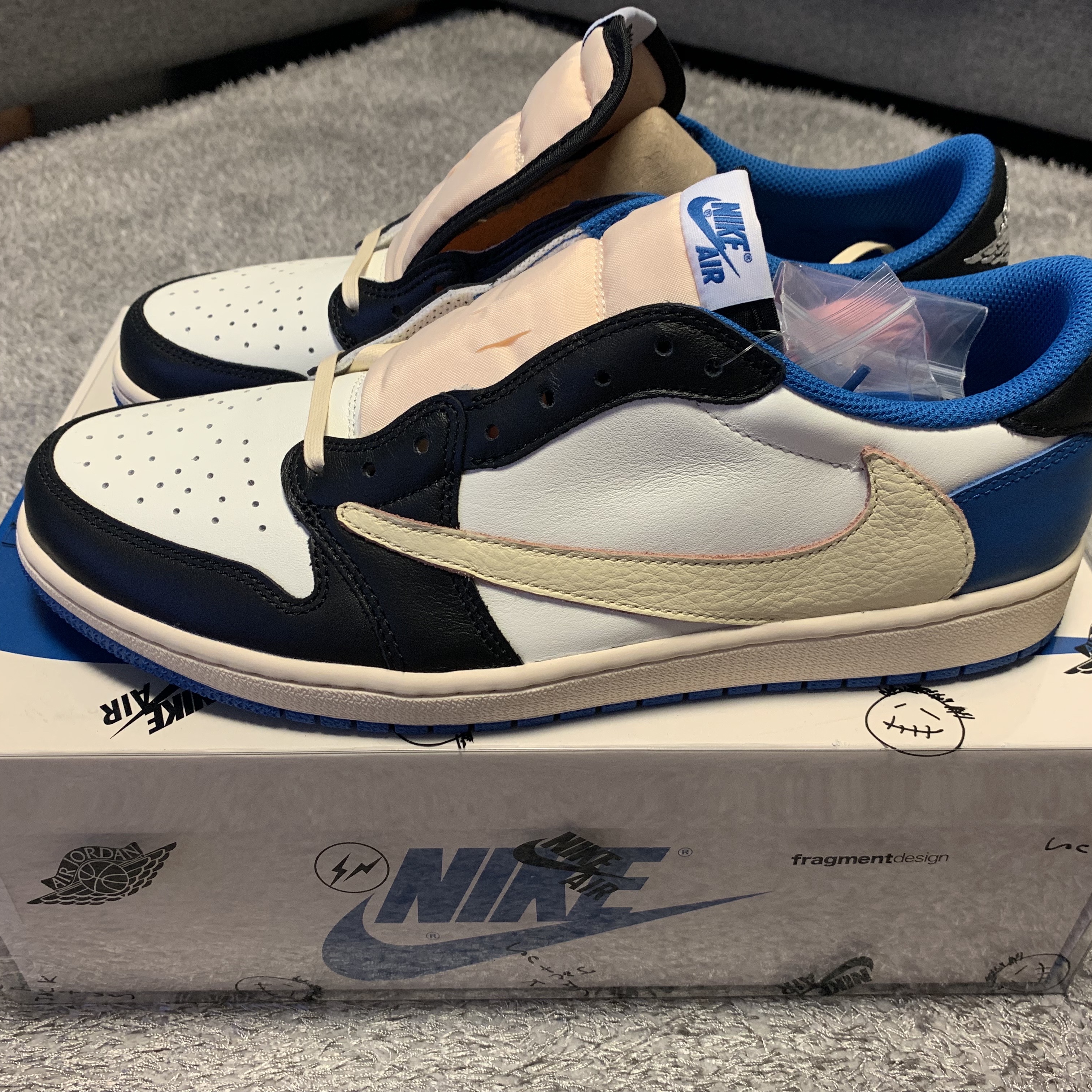 Jordan 1 x Travis Scott x Fragment Retro Low OG SP Military Blue 착용 스타일 - 2