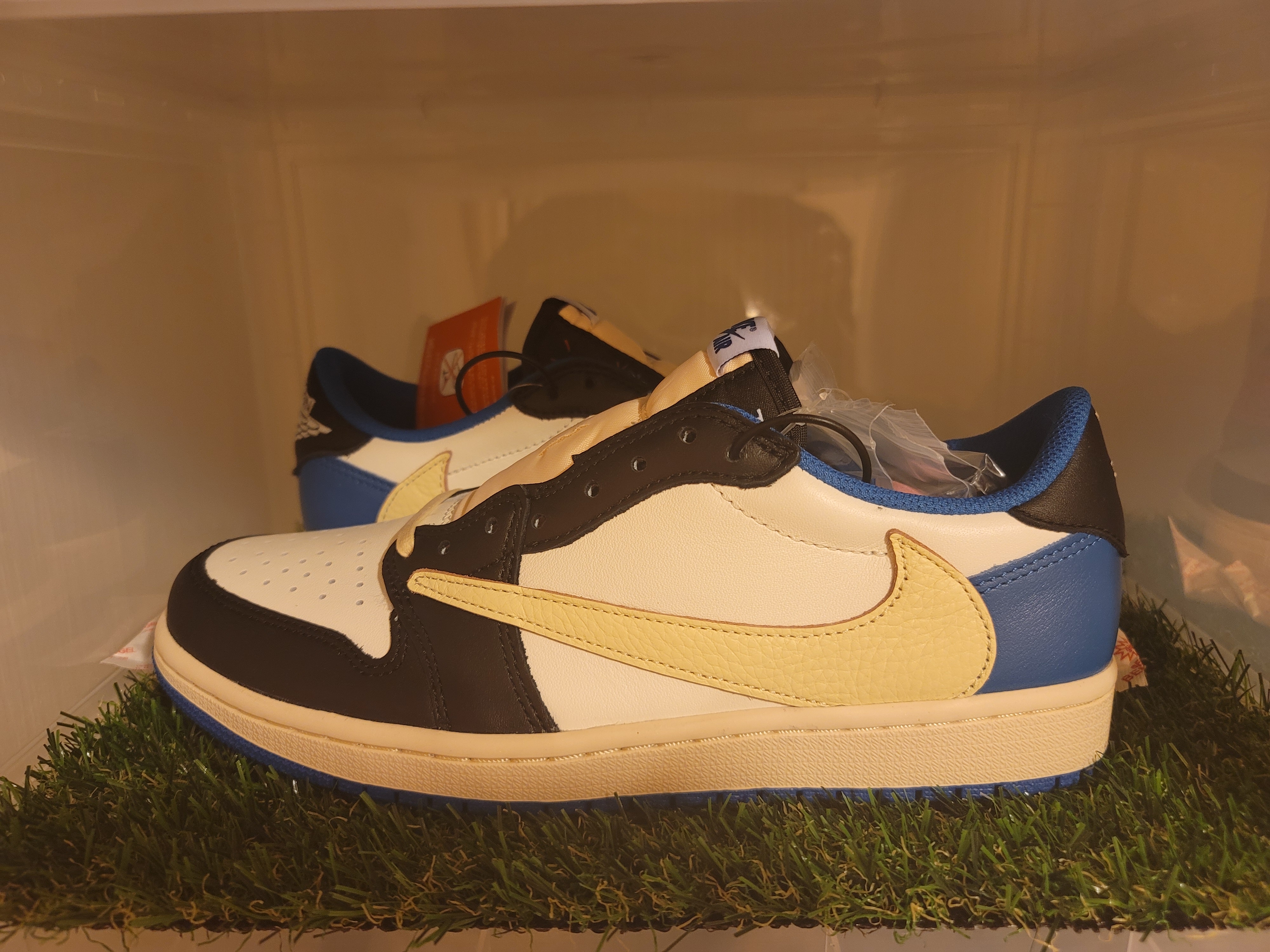 Jordan 1 x Travis Scott x Fragment Retro Low OG SP Military Blue 착용 스타일 - 1