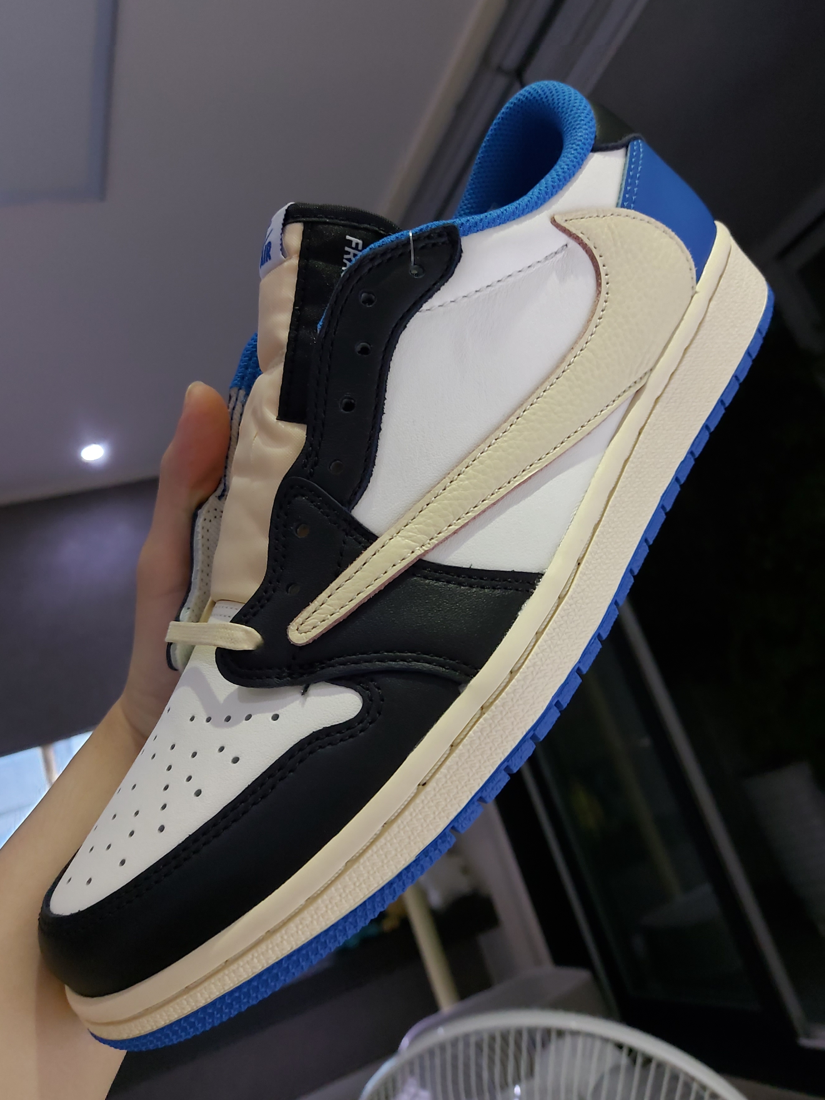 Jordan 1 x Travis Scott x Fragment Retro Low OG SP Military Blue 착용 스타일 - 1