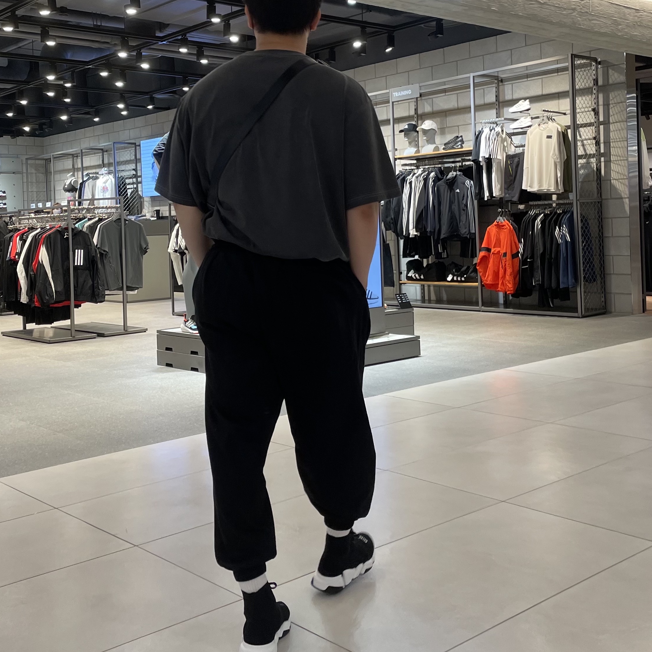 IAB Studio Pigment T-Shirt Black, Balenciaga Speed 2.0 Trainer Black Knit White Sole 2021 착용 스타일