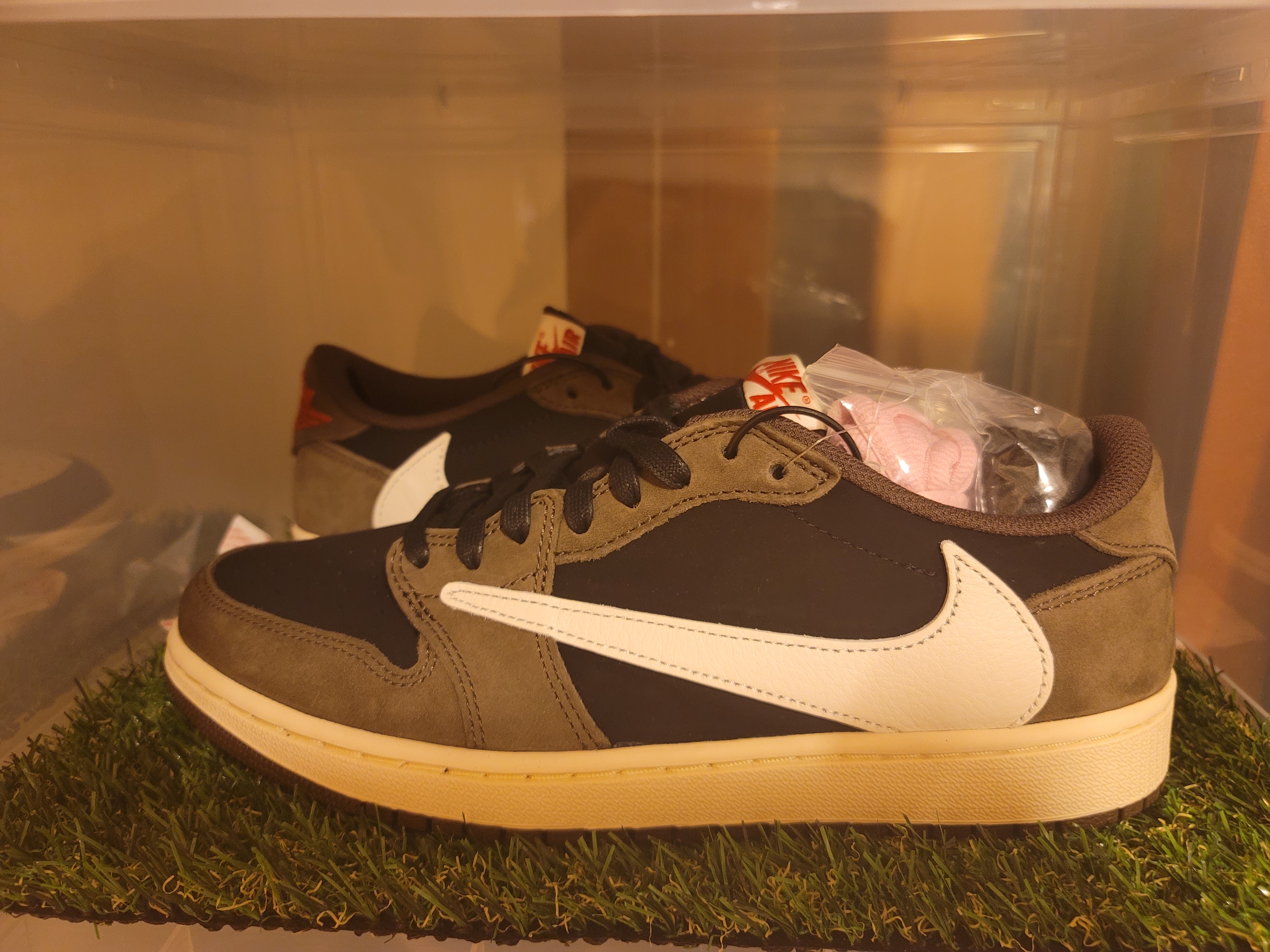 Jordan 1 x Travis Scott Retro Low OG SP Mocha 착용 스타일 - 1
