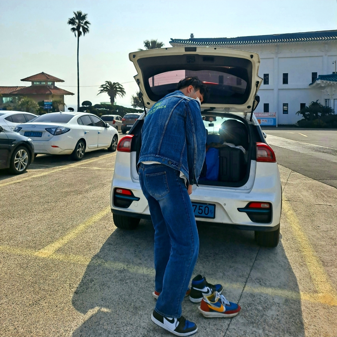 Nike x Sacai LDWaffle Blue Multi, Jordan 1 Retro High OG Royal Toe 착용 스타일
