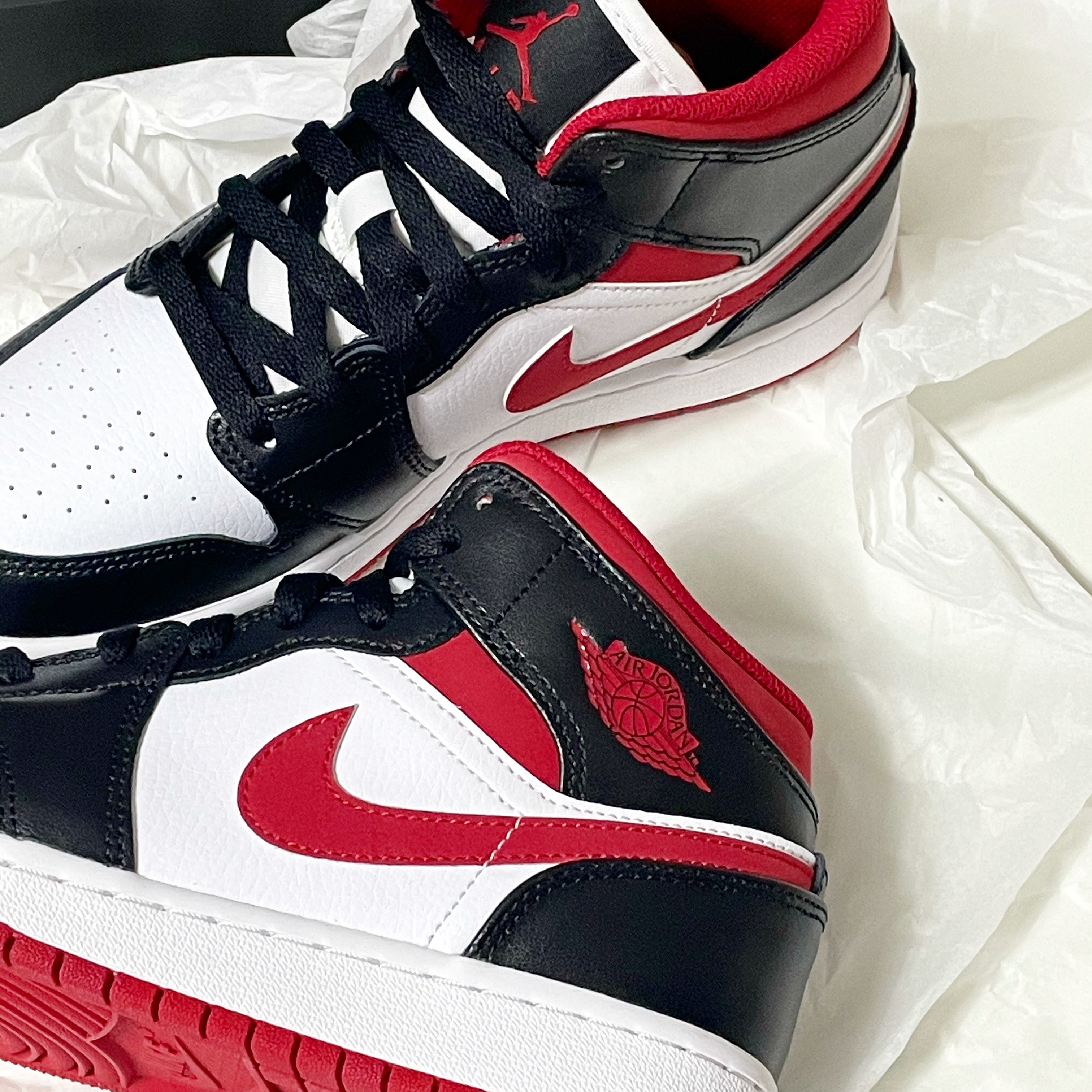 Jordan 1 Mid Gym Red Black White 착용 스타일 - 2