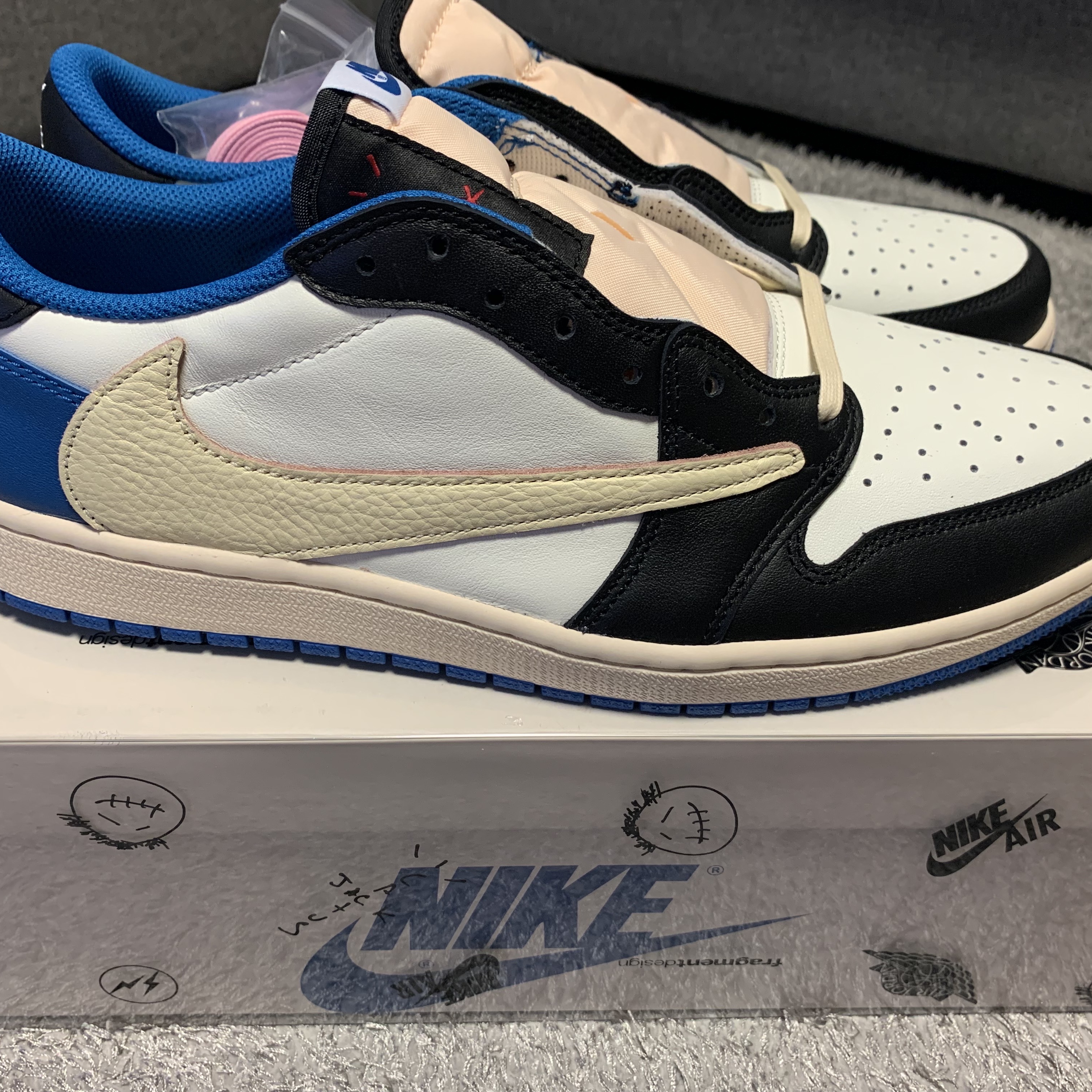 Jordan 1 x Travis Scott x Fragment Retro Low OG SP Military Blue 착용 스타일 - 4
