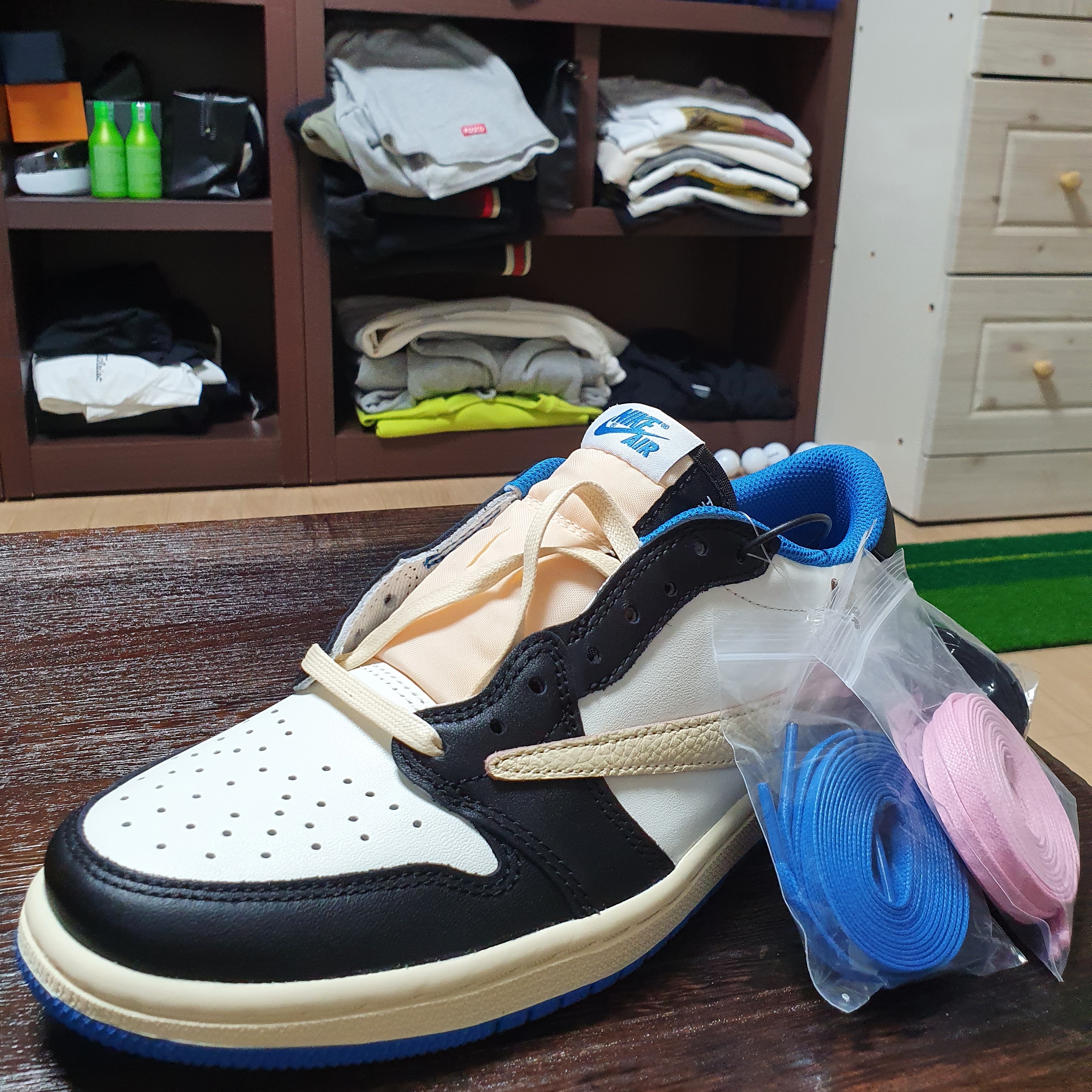 Jordan 1 x Travis Scott x Fragment Retro Low OG SP Military Blue, Stone Island 655F3 Ghost Piece Cotton Stretch Fleece Pants Black - 21SS 착용 스타일 - 2