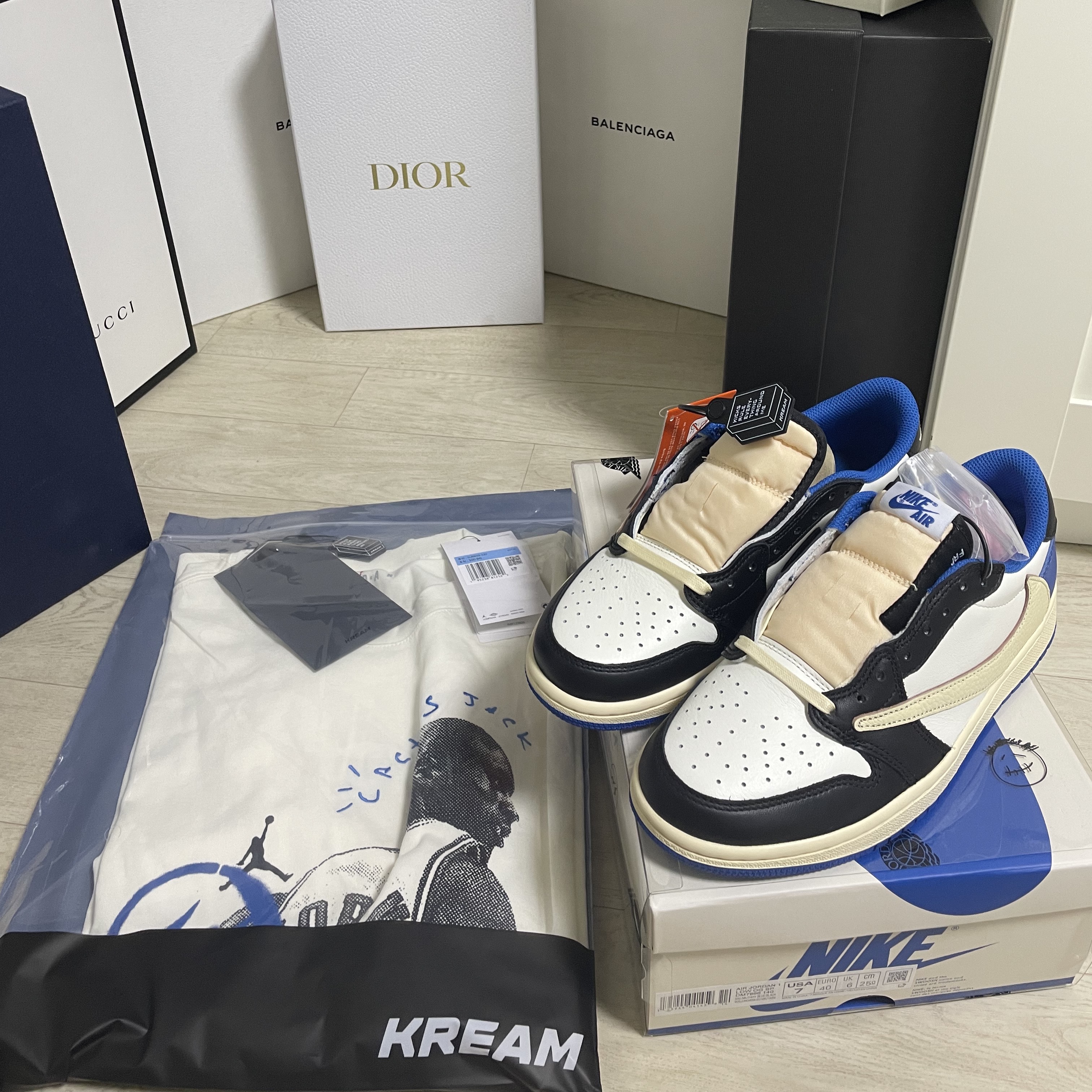 Jordan 1 x Travis Scott x Fragment Retro Low OG SP Military Blue, Jordan x Travis Scott x Fragment T-Shirt Sail (DJ0619-133) 착용 스타일