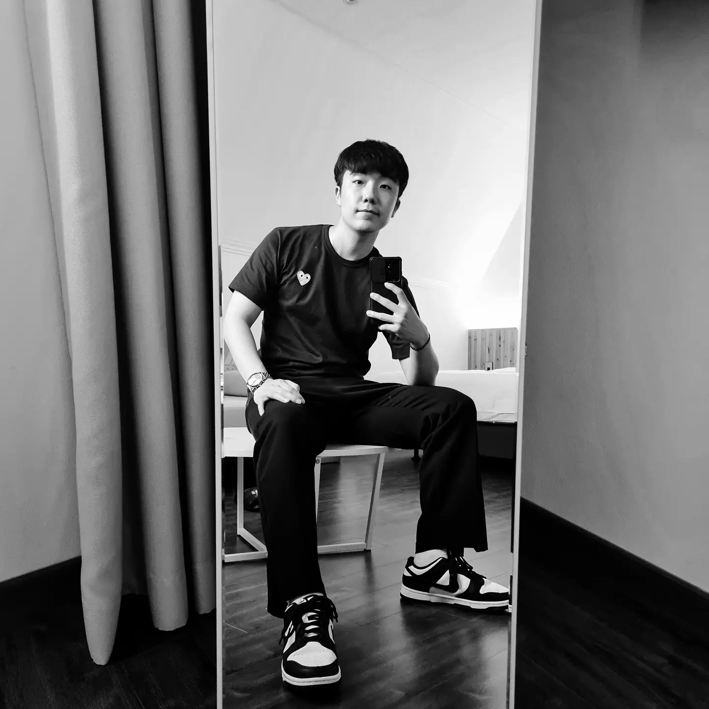 Nike Dunk Low Retro Black, Play Comme des Garcons Gold Heart T-Shirt Navy 착용 스타일 - 3