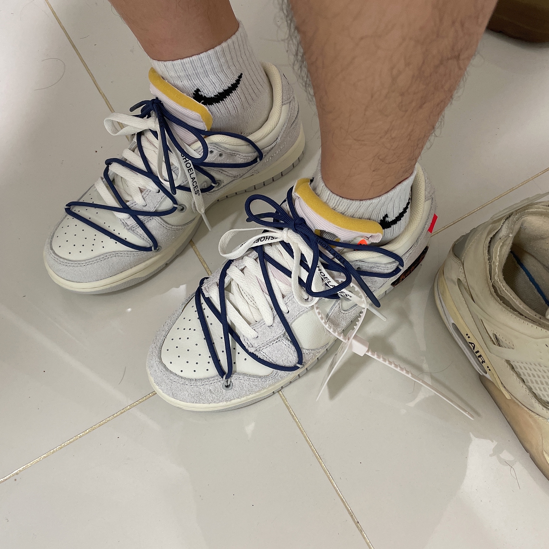 Nike x Off-White Dunk Low The 50 - Lot 18, (W) Jordan 4 x Off-White Retro SP Sail 착용 스타일 - 3