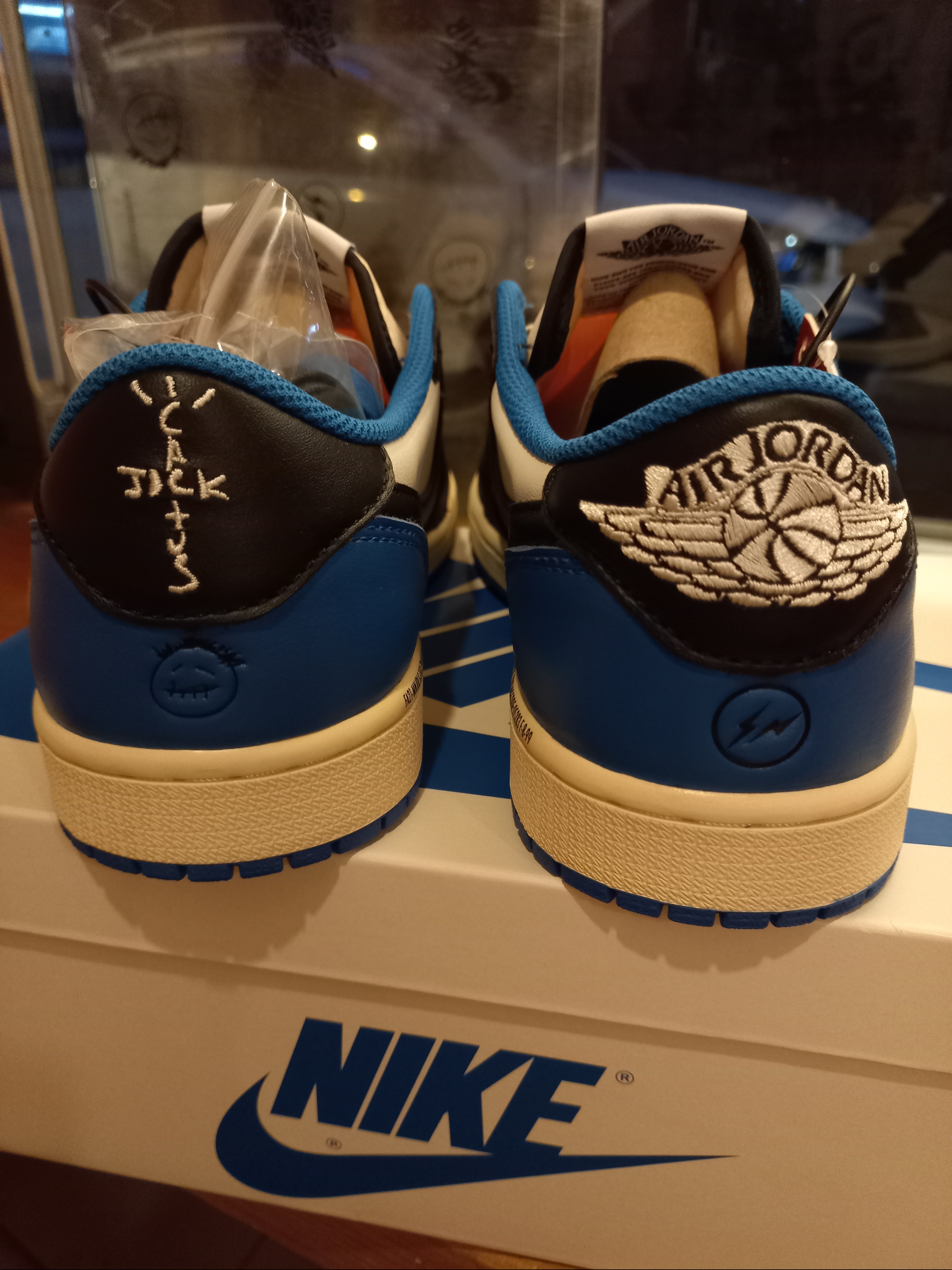 Jordan 1 x Travis Scott x Fragment Retro Low OG SP Military Blue 착용 스타일