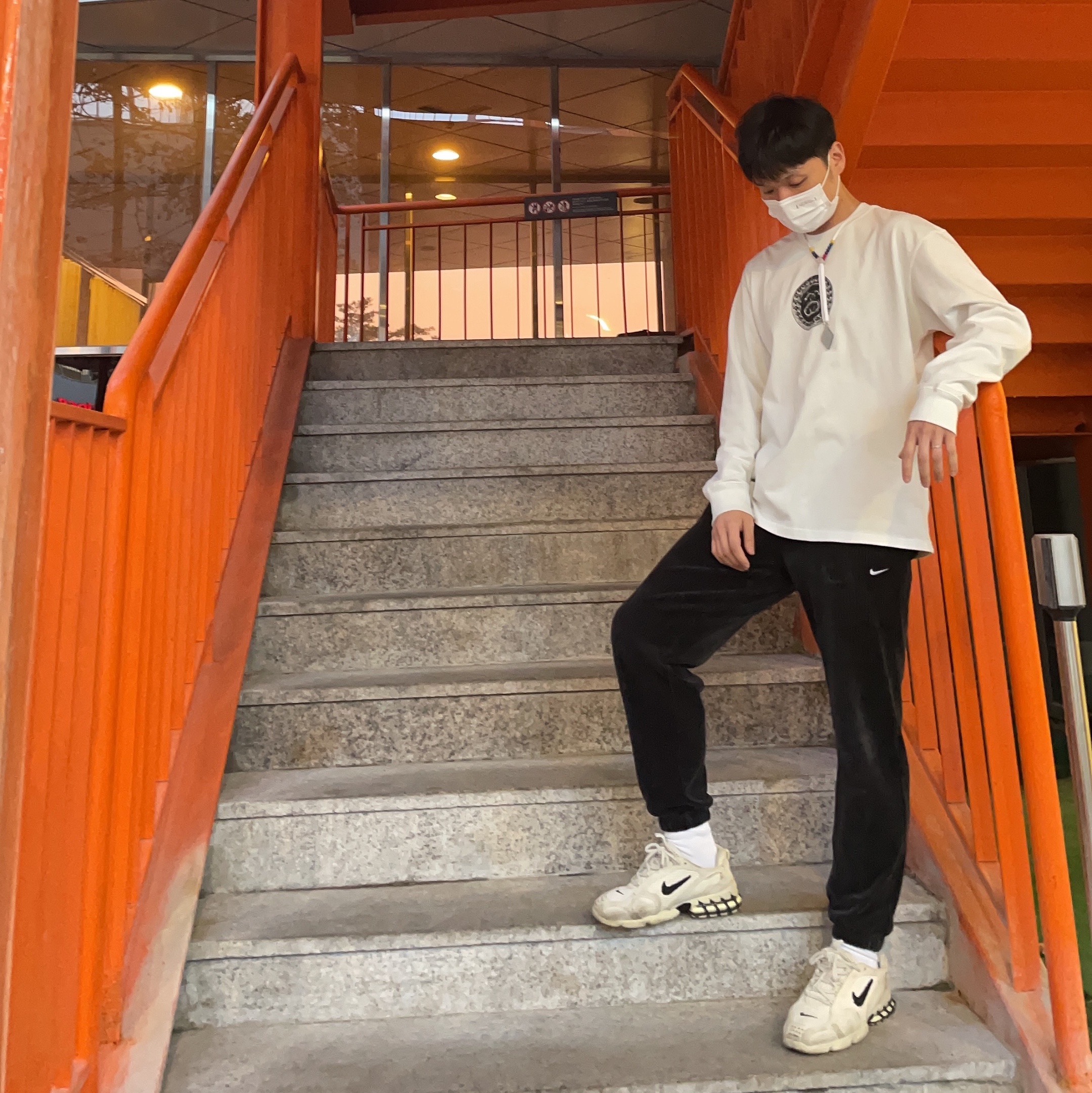 Nike x Pigalle Bucket Hat Sail, Nike x Stussy Big Swoosh LS T-Shirt White - US/EU 착용 스타일