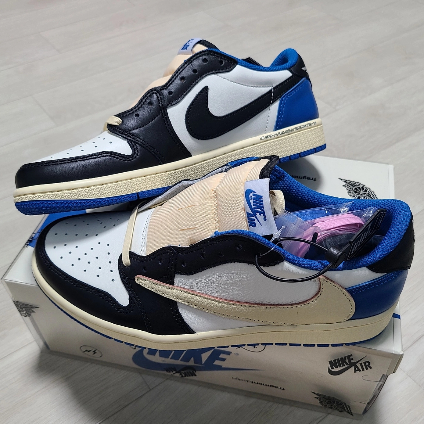 Jordan 1 x Travis Scott x Fragment Retro Low OG SP Military Blue 착용 스타일 - 4