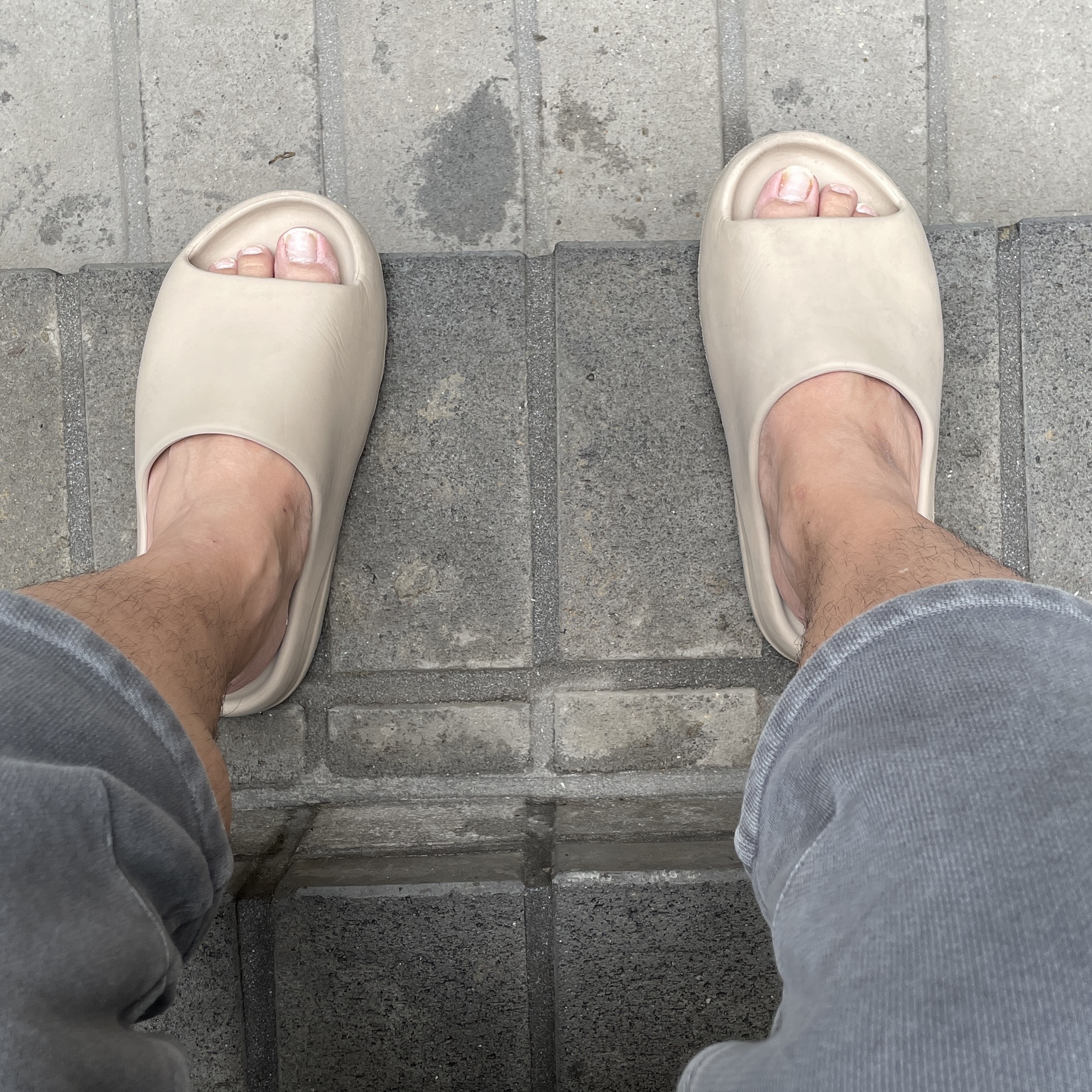 Adidas Yeezy Slide Pure 착용 스타일