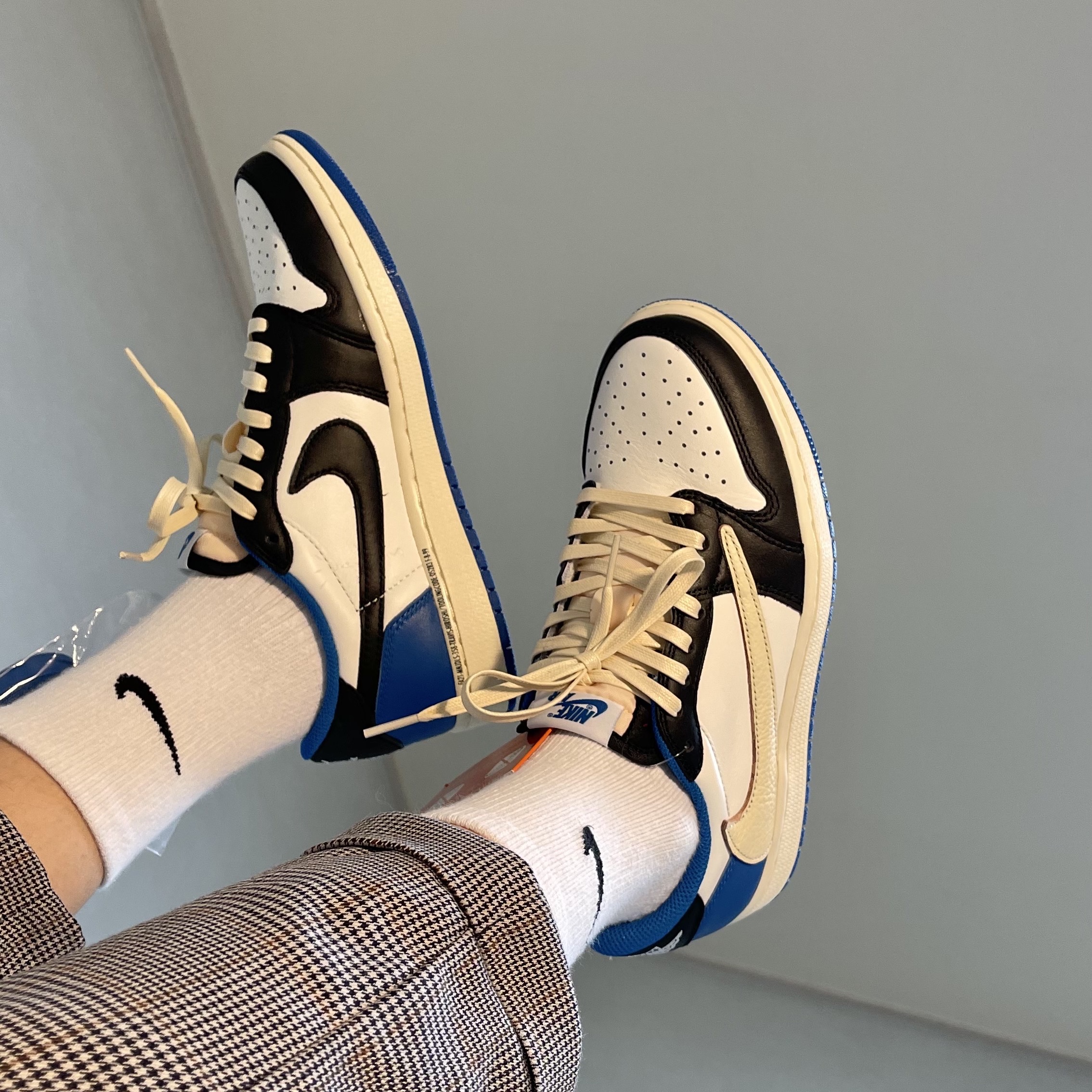 Jordan 1 x Travis Scott x Fragment Retro Low OG SP Military Blue 착용 스타일 - 2