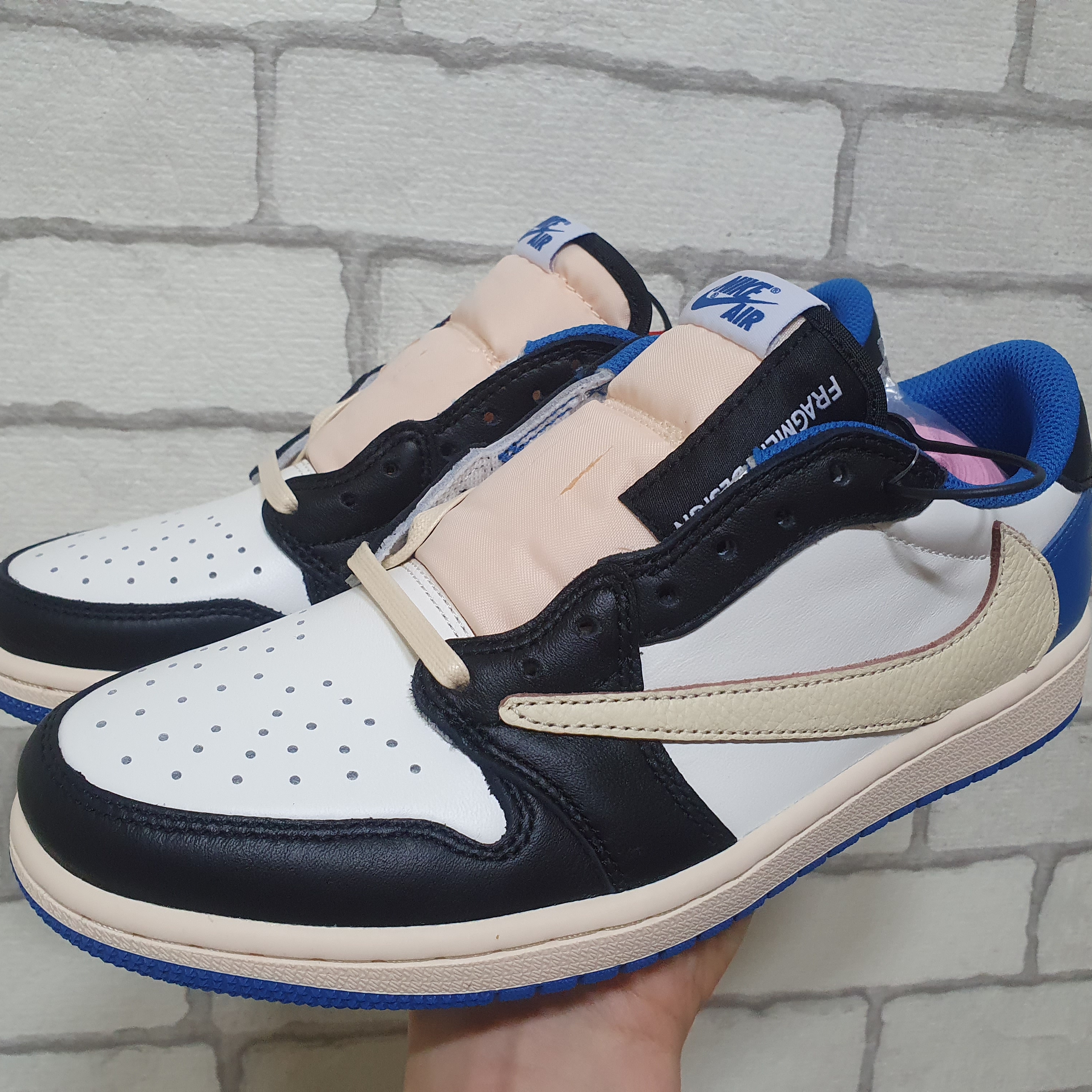 Jordan 1 x Travis Scott x Fragment Retro Low OG SP Military Blue 착용 스타일 - 1