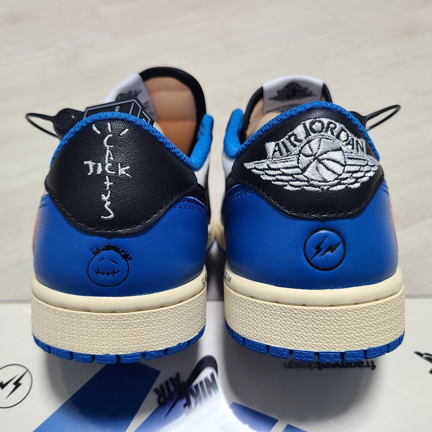 Jordan 1 x Travis Scott x Fragment Retro Low OG SP Military Blue 착용 스타일 - 3