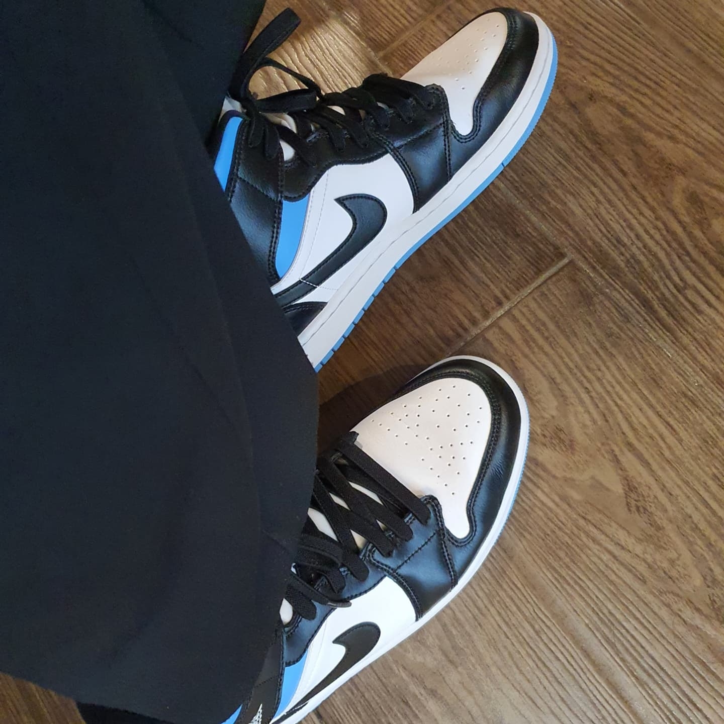 (W) Jordan 1 Mid White Black University Blue 착용 스타일 - 2