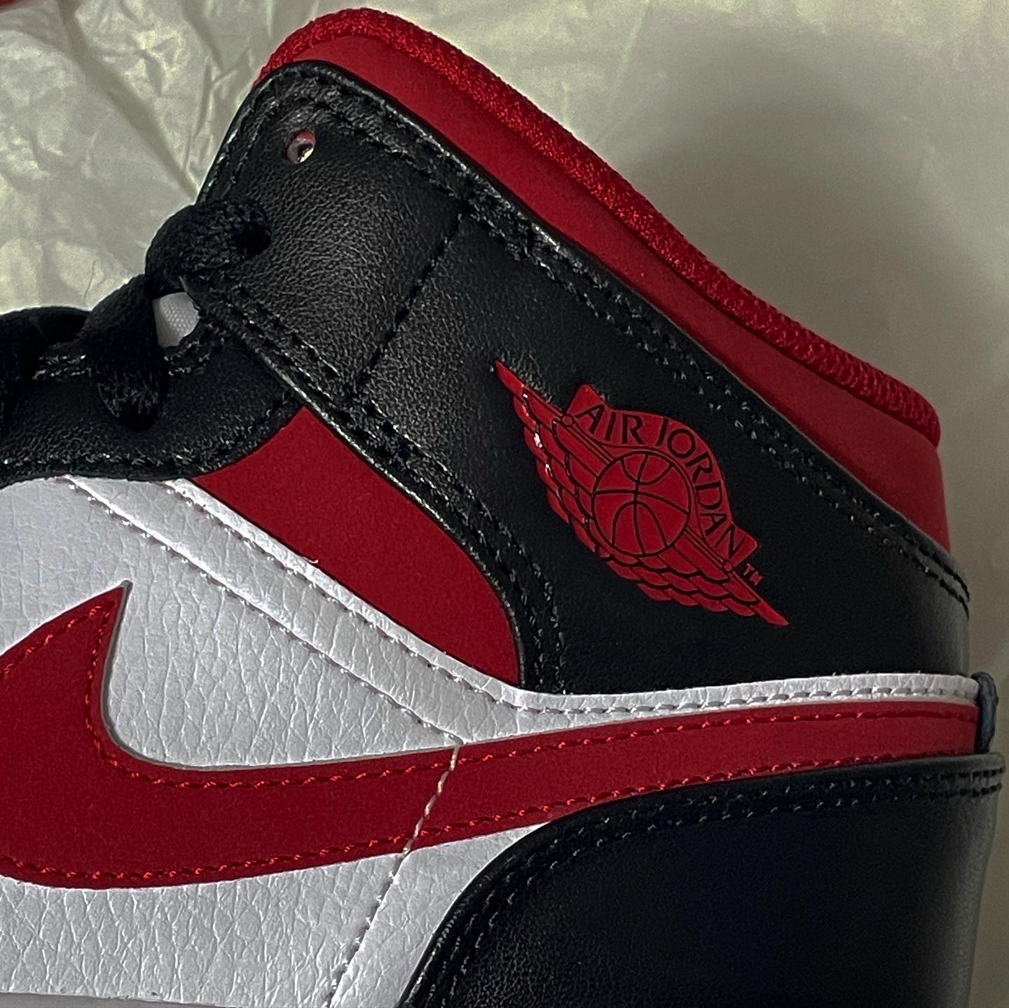 Jordan 1 Mid Gym Red Black White 착용 스타일 - 4