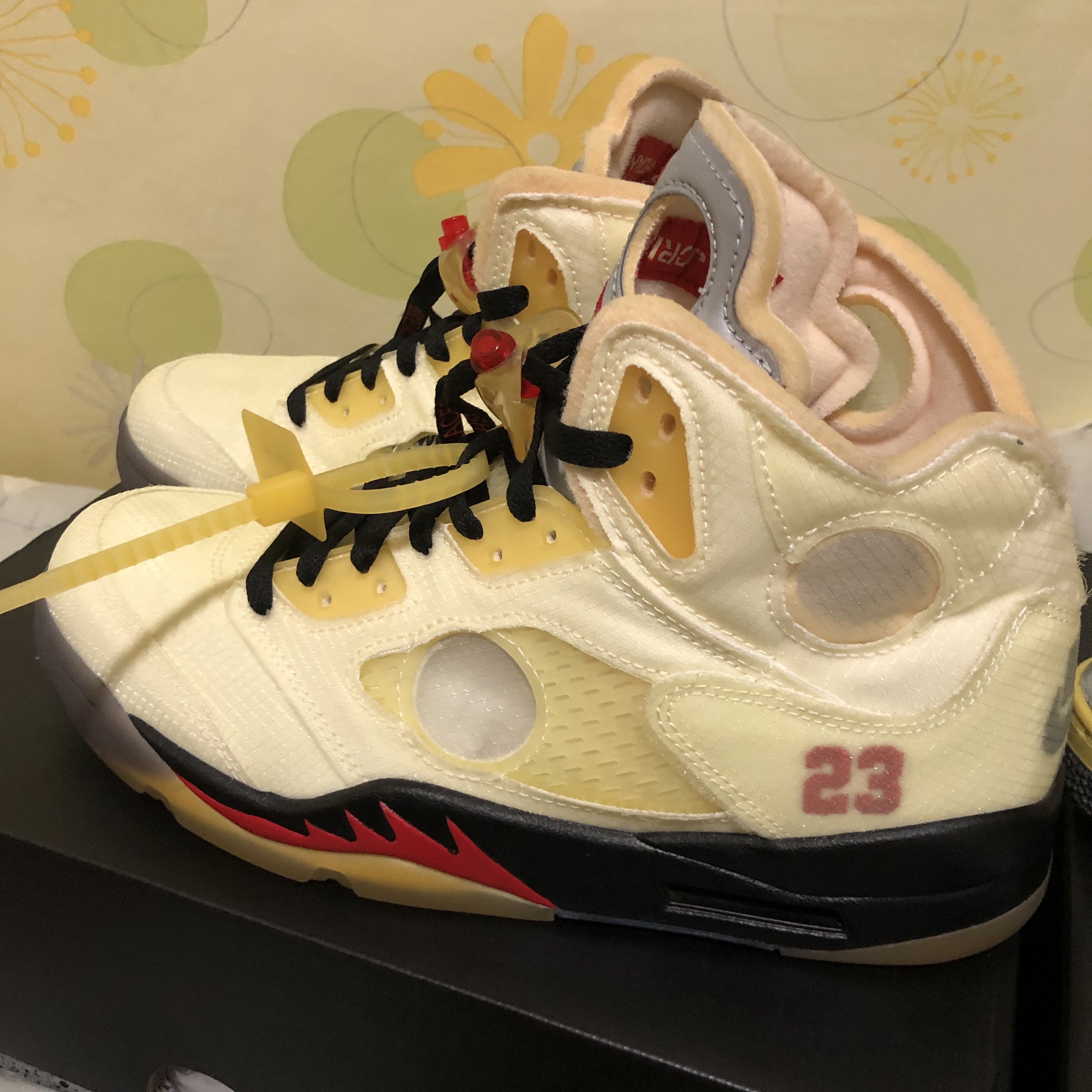 Jordan 5 x Off-White Retro SP Sail Fire Red 착용 스타일 - 1