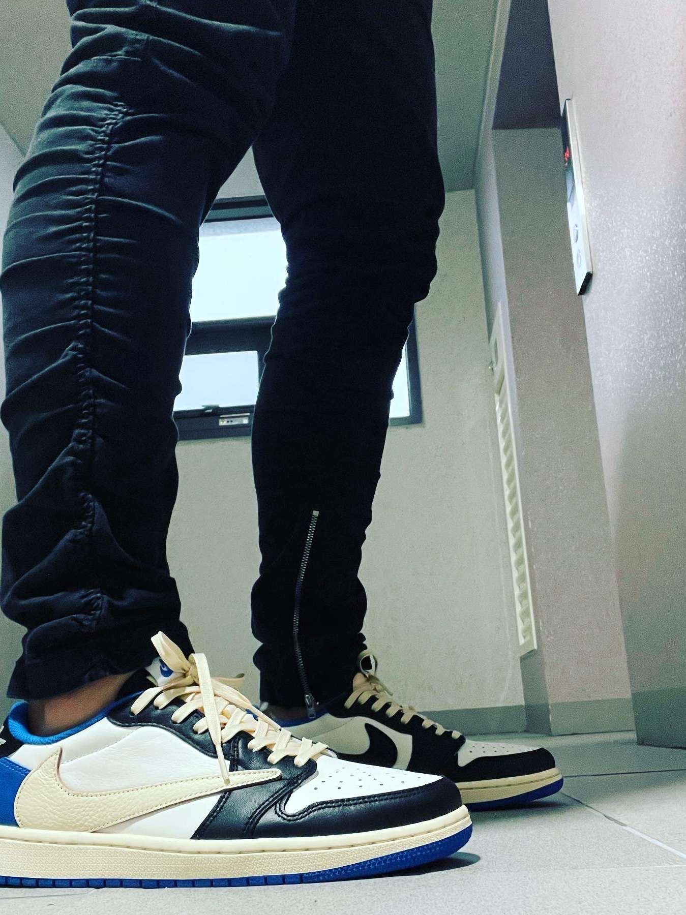 Jordan 1 x Travis Scott x Fragment Retro Low OG SP Military Blue 착용 스타일 - 2