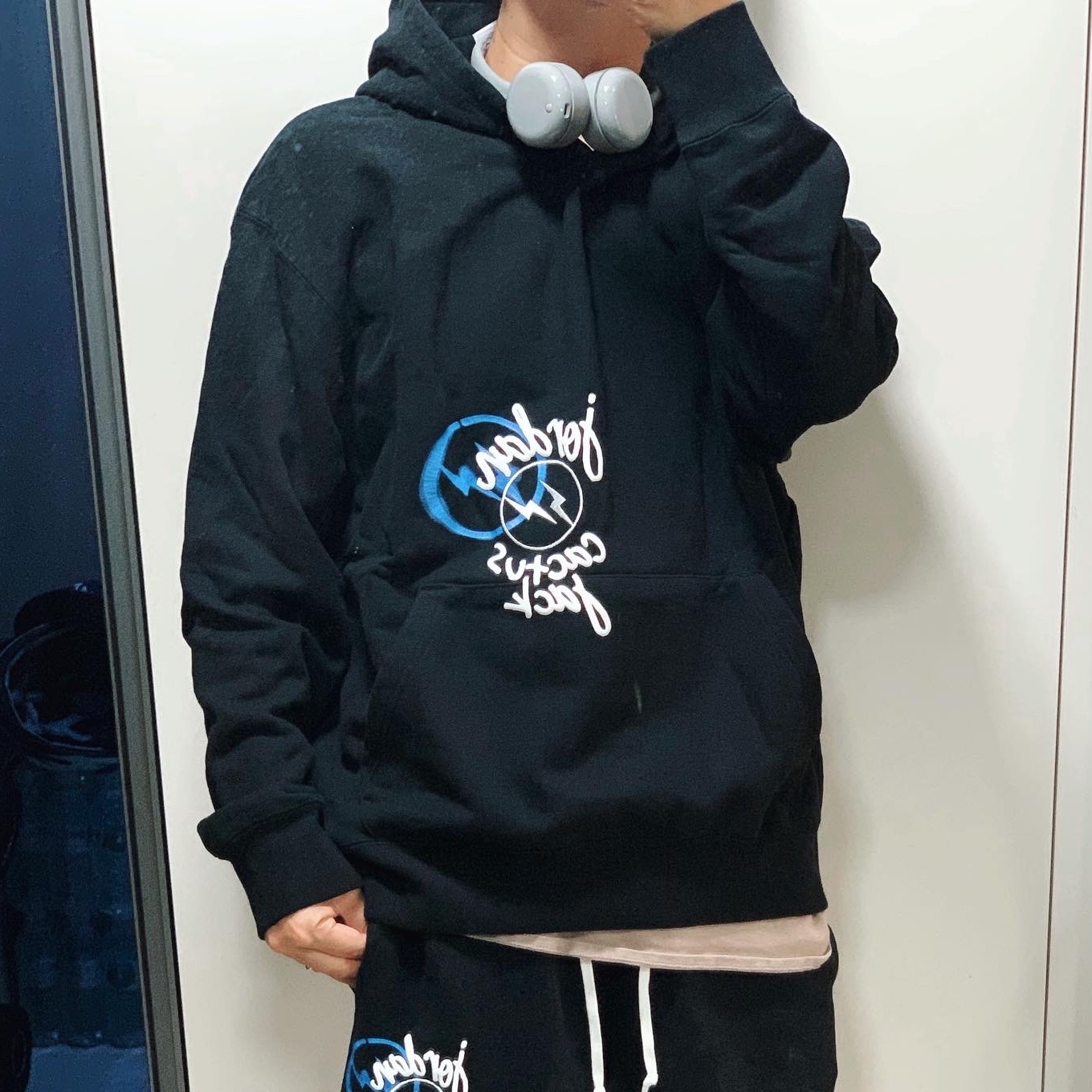 Jordan x Travis Scott x Fragment T-Shirt Sail (DJ0619-133), Jordan x Travis Scott x Fragment Hoodie Black (DJ0615-010) 착용 스타일 - 2