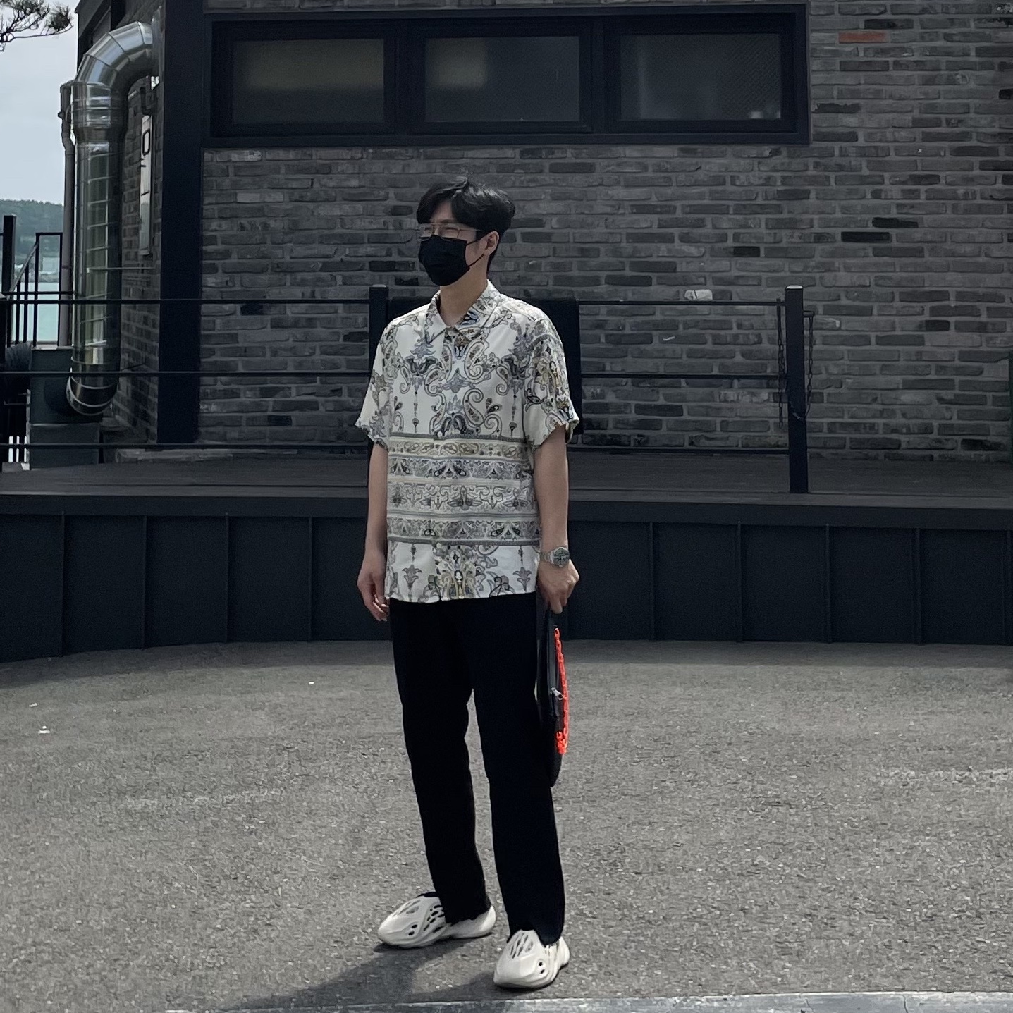 Adidas Yeezy Foam RNNR Sand 착용 스타일
