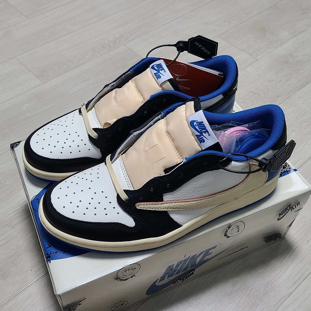 Jordan 1 x Travis Scott x Fragment Retro Low OG SP Military Blue 착용 스타일 - 2