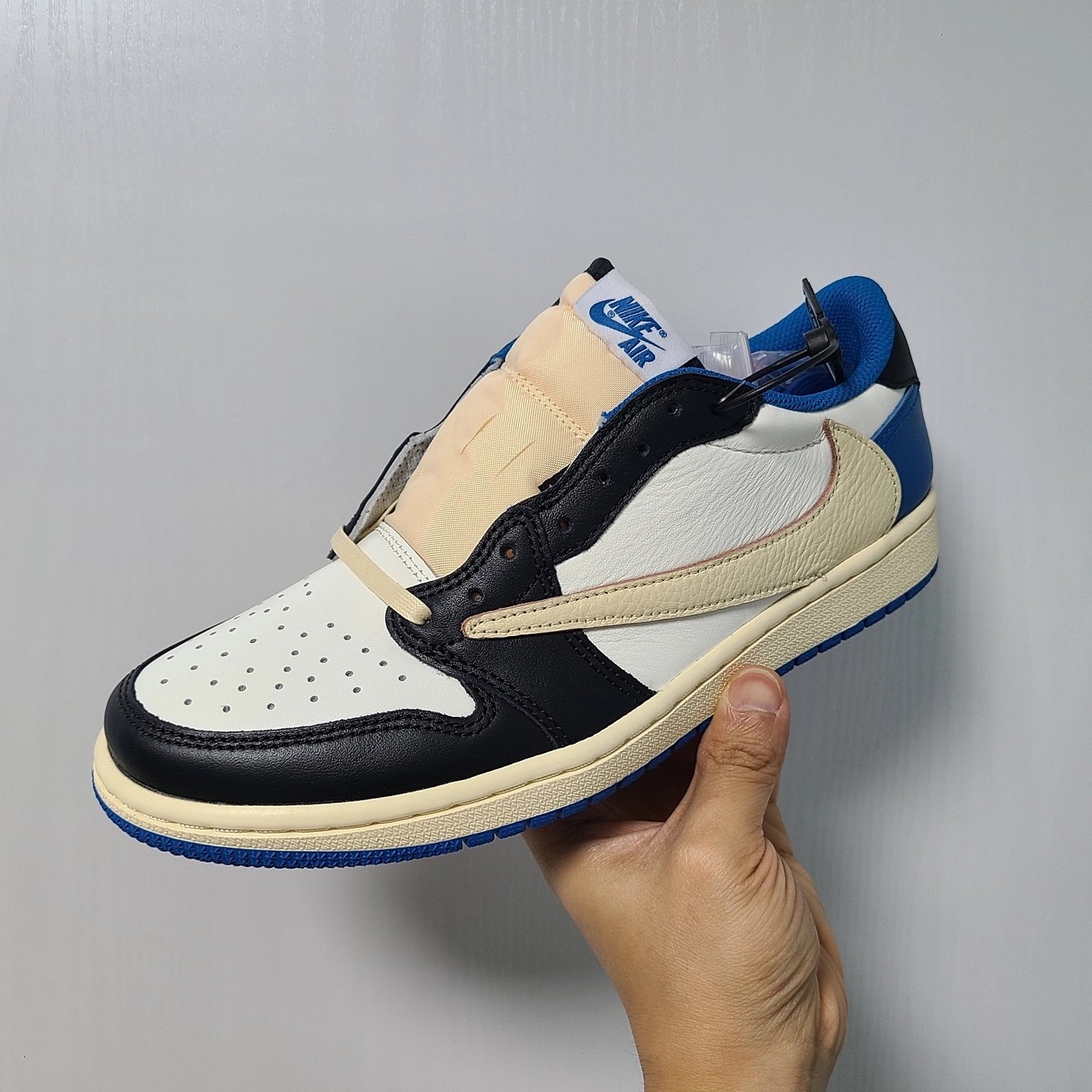 Jordan 1 x Travis Scott x Fragment Retro Low OG SP Military Blue 착용 스타일 - 1