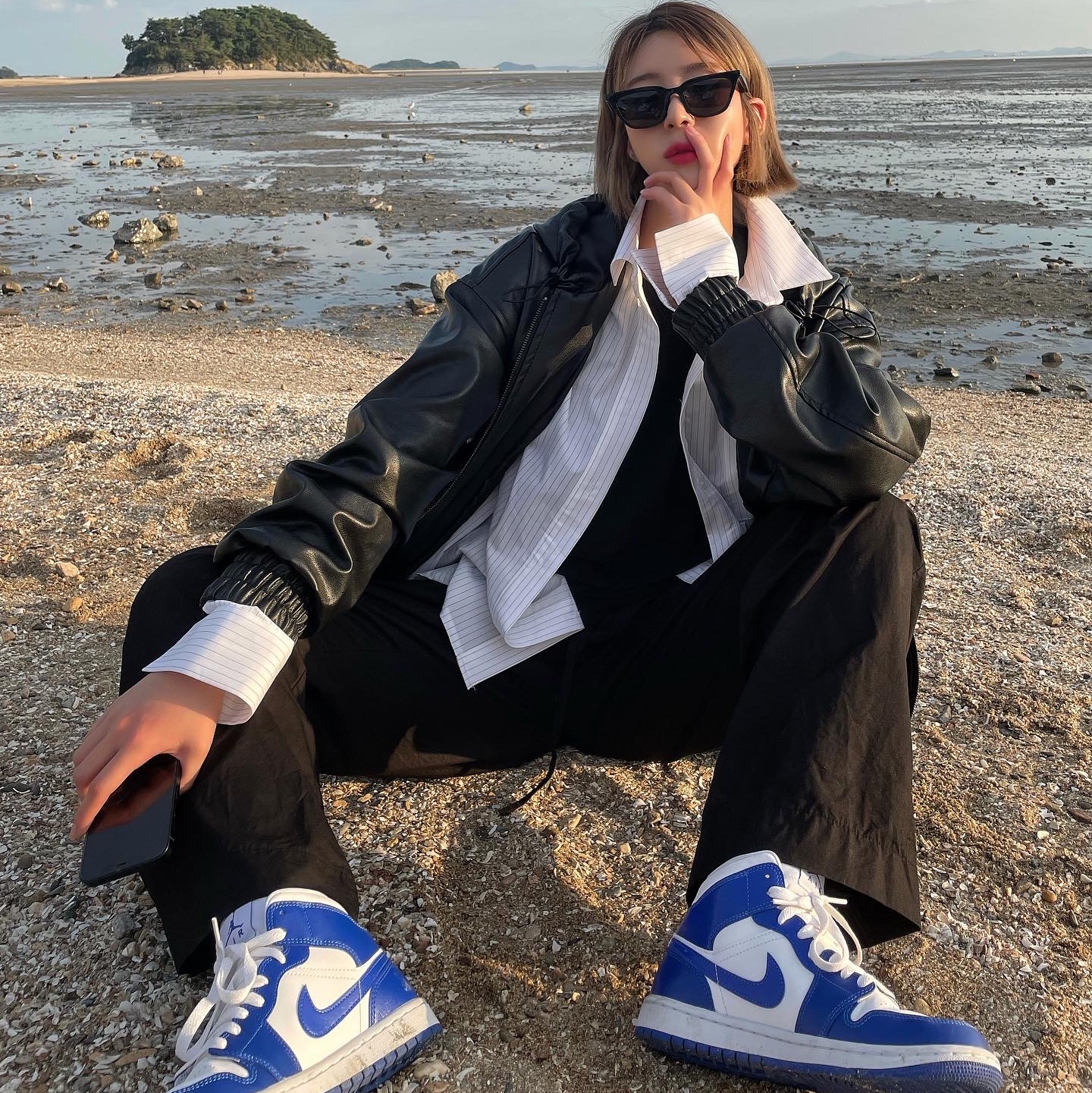 (W) Jordan 1 Mid White Hyper Royal 착용 스타일 - 2