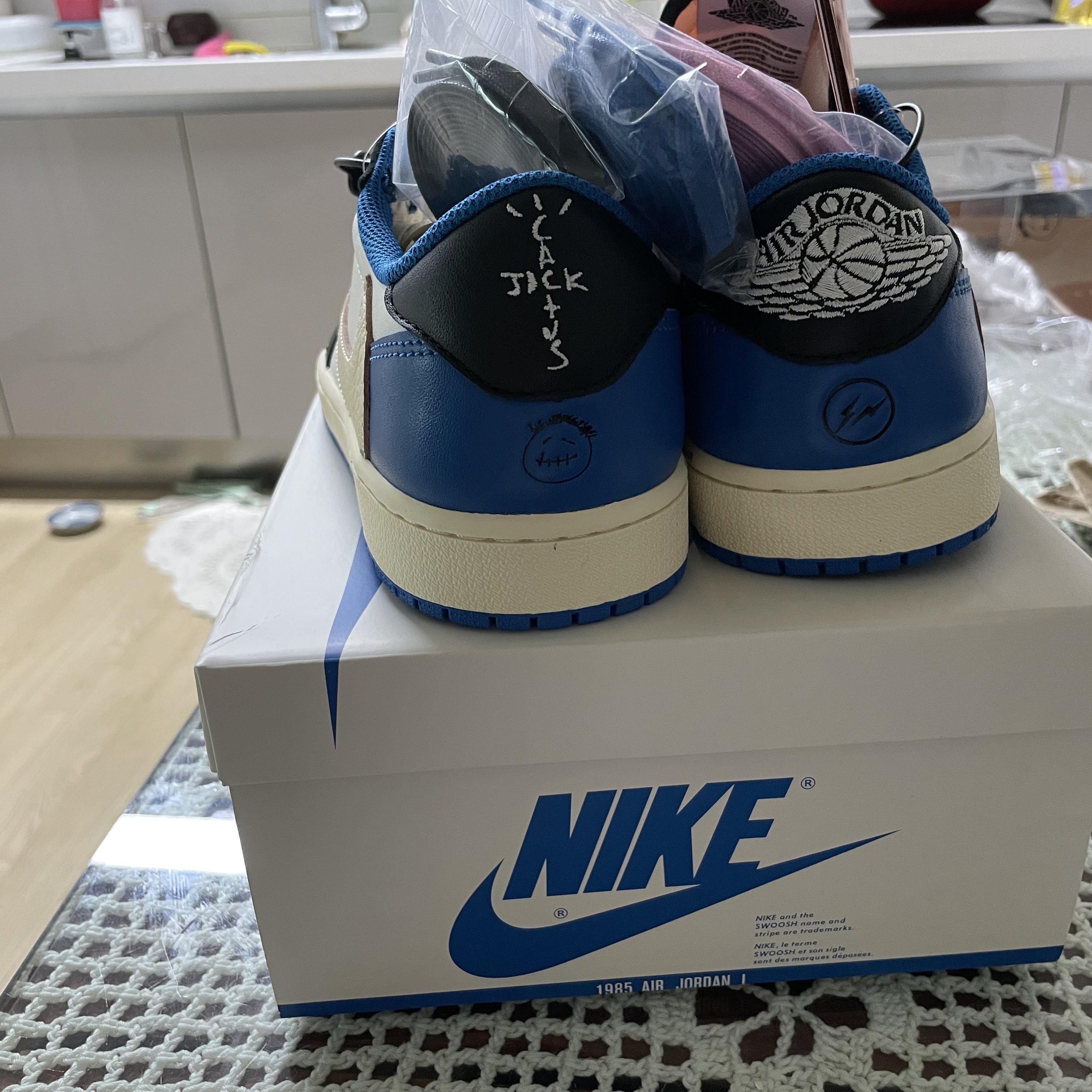 Jordan 1 x Travis Scott x Fragment Retro Low OG SP Military Blue 착용 스타일 - 4