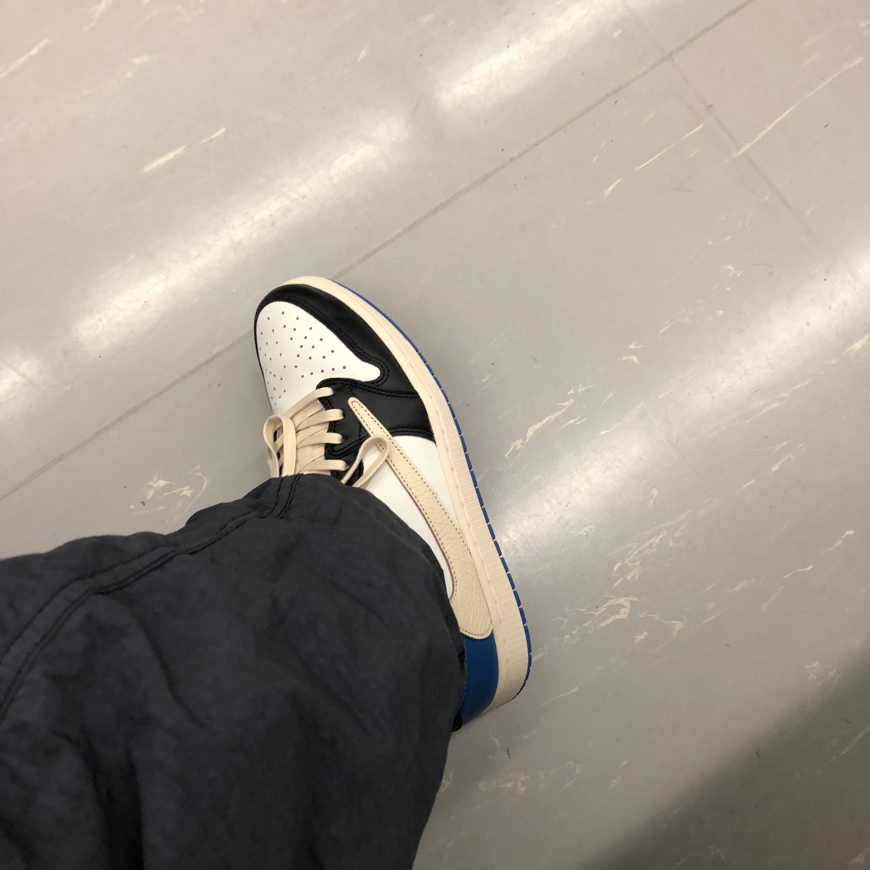 Jordan 1 x Travis Scott x Fragment Retro Low OG SP Military Blue 착용 스타일 - 3