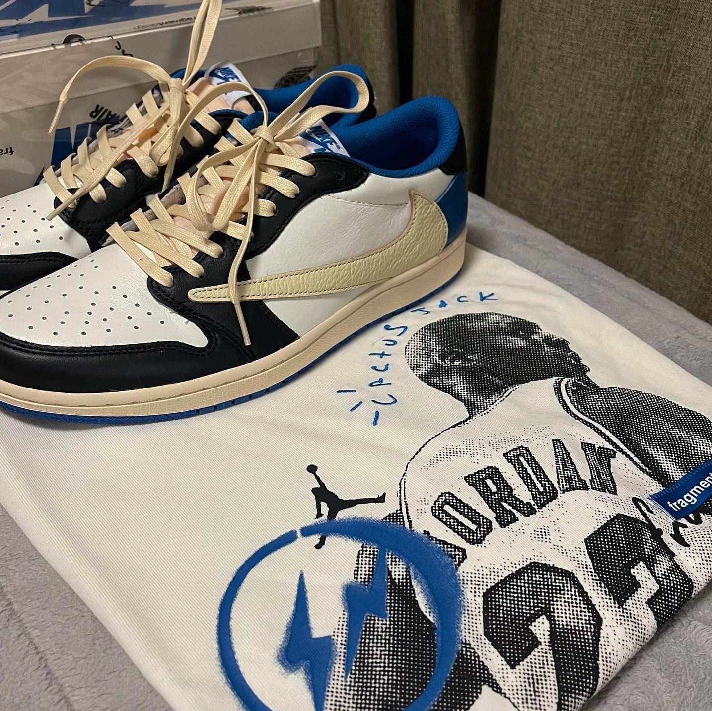 Jordan 1 x Travis Scott x Fragment Retro Low OG SP Military Blue, Jordan x Travis Scott x Fragment T-Shirt Sail (DJ0619-133) 착용 스타일