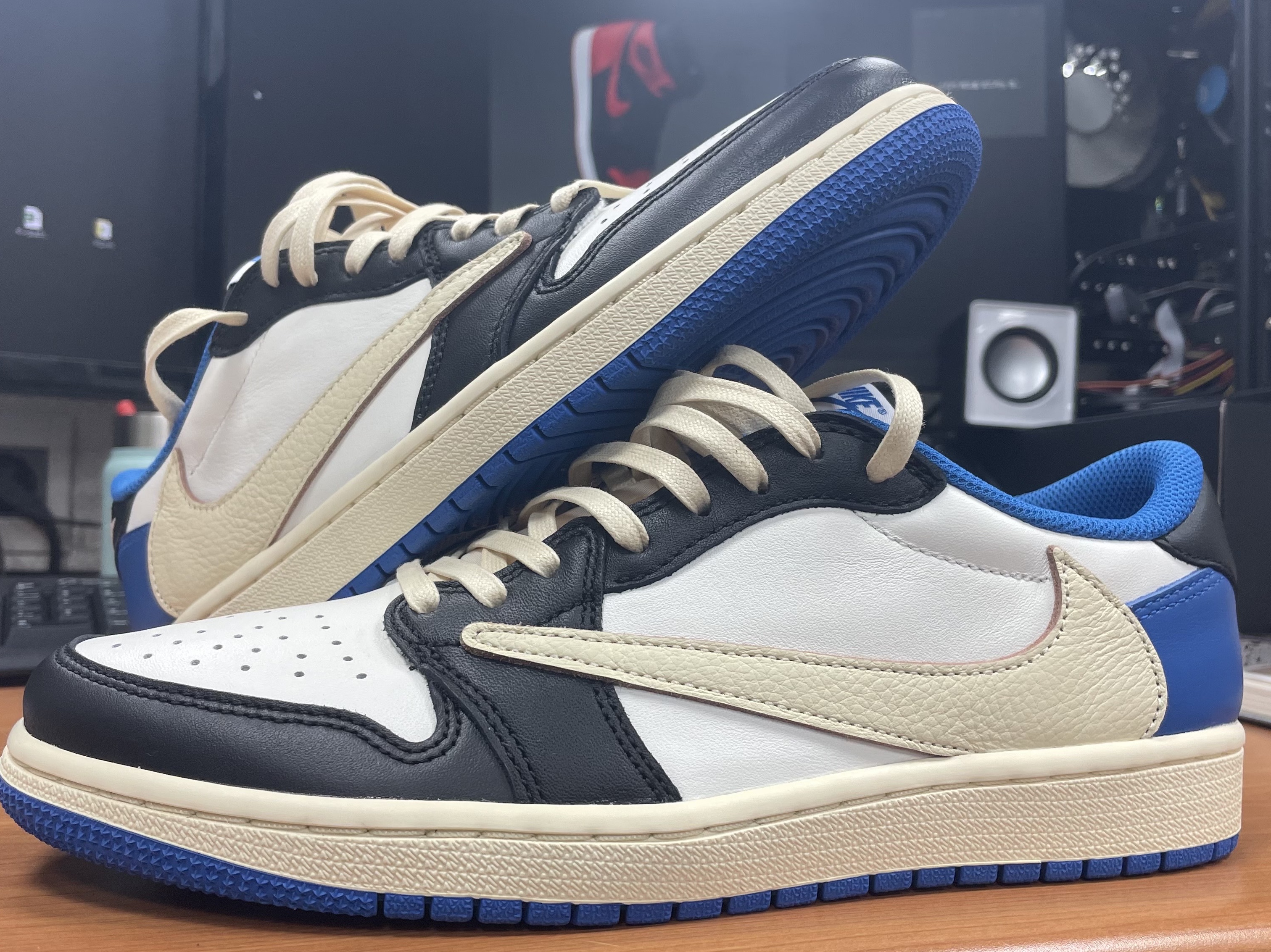 Jordan 1 x Travis Scott x Fragment Retro Low OG SP Military Blue 착용 스타일 - 2