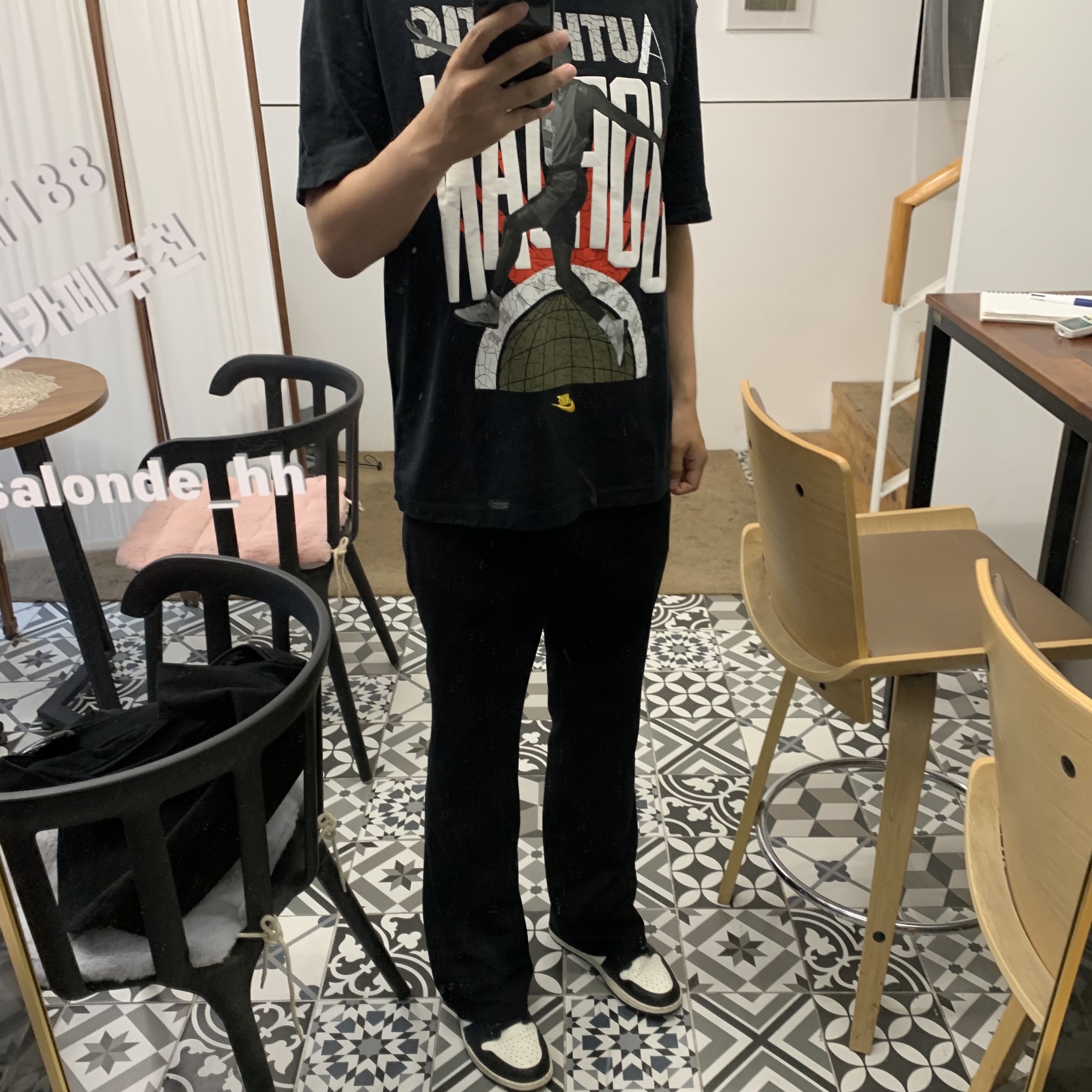 Jordan 1 Retro High OG Black Mocha, (W) Jordan x Aleali May Short Sleeve T-Shirt Black - Asia 착용 스타일